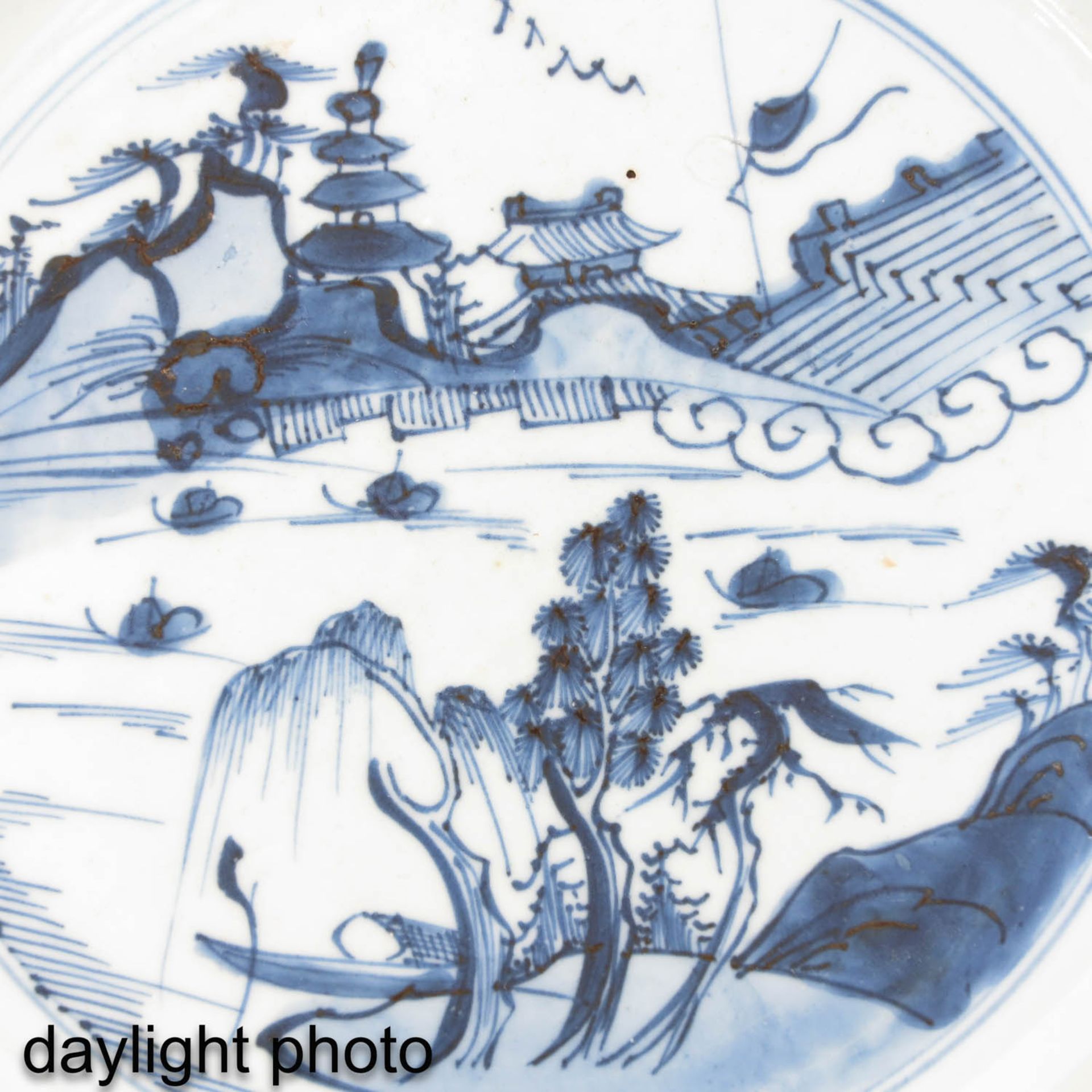 A Collection of 4 Blue and White Plates - Image 9 of 9