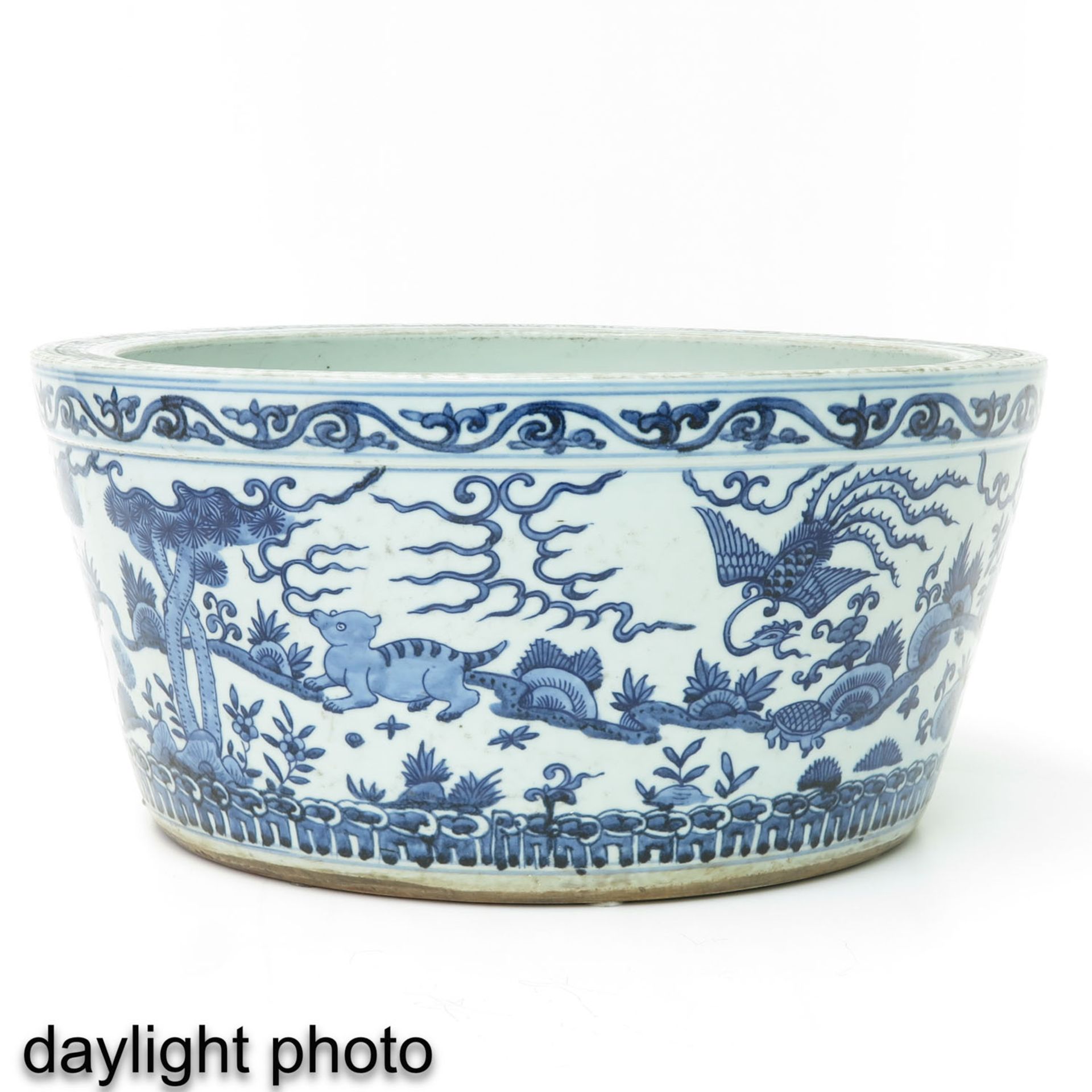 A Large Blue and White Pot - Image 7 of 10