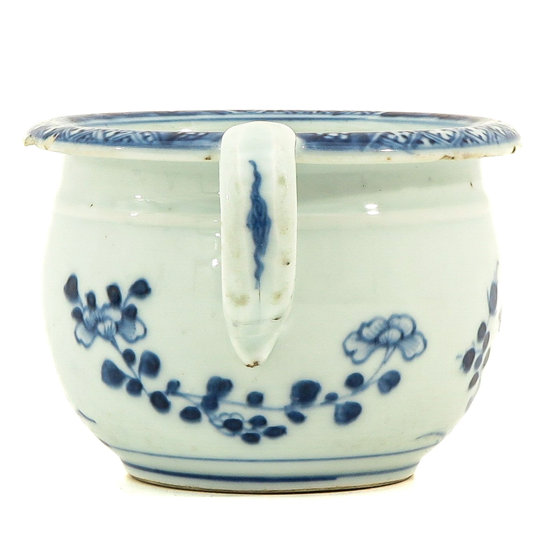 A Blue and White Chamber Pot - Image 2 of 9
