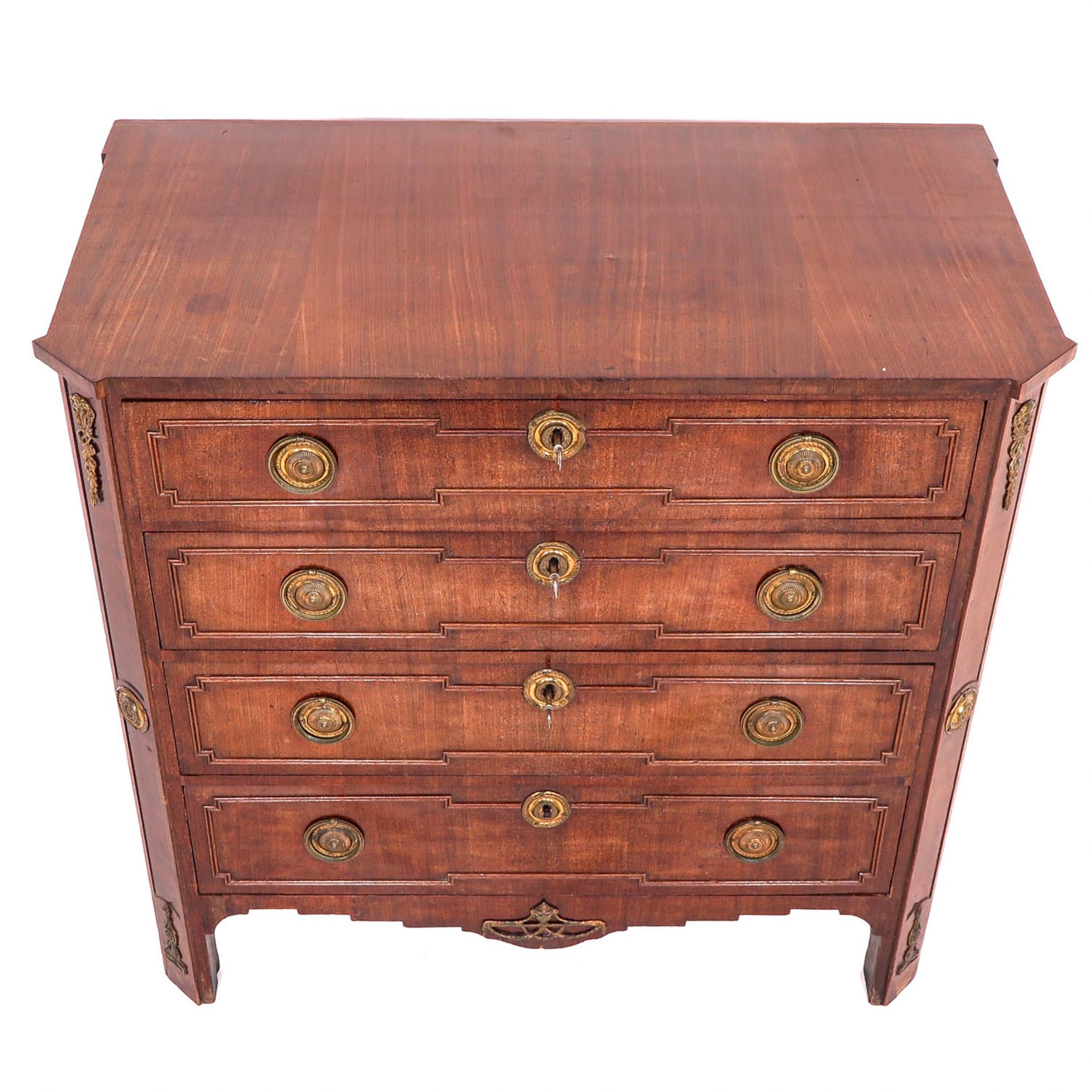 A Mahogany Chest of Drawers Circa 1800 - Bild 4 aus 10