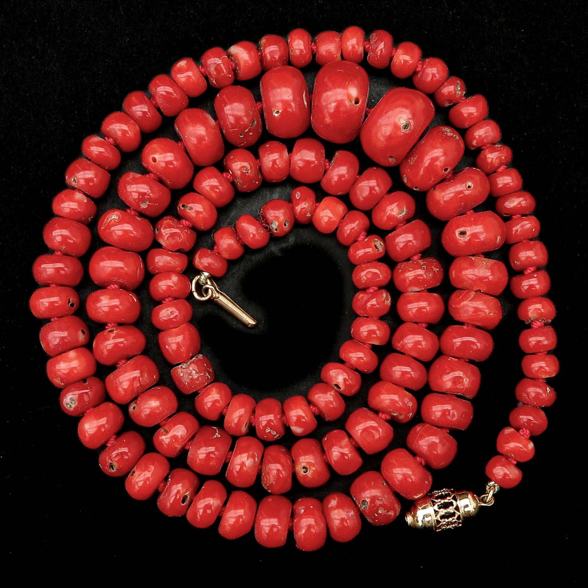 A Single Strand Deep Red Red Coral Necklace - Image 3 of 5