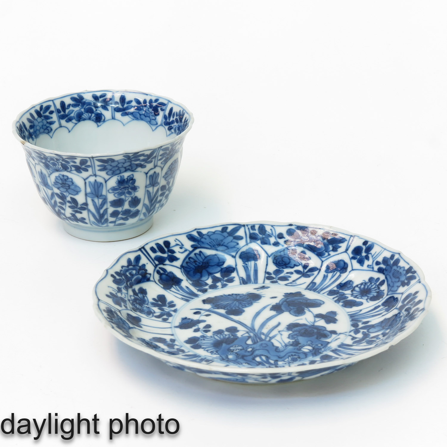 A Lot of Blue and White Cups and Saucers - Image 9 of 10
