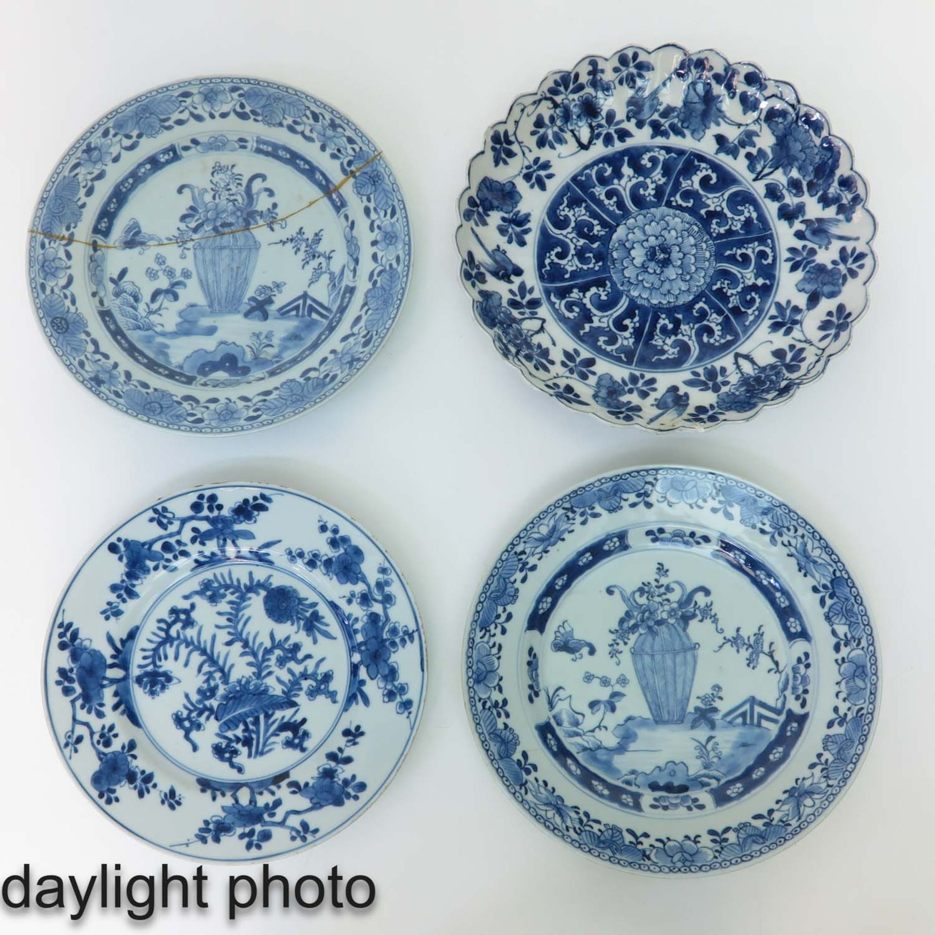 A Lot of 4 Blue and White Plates - Image 7 of 10