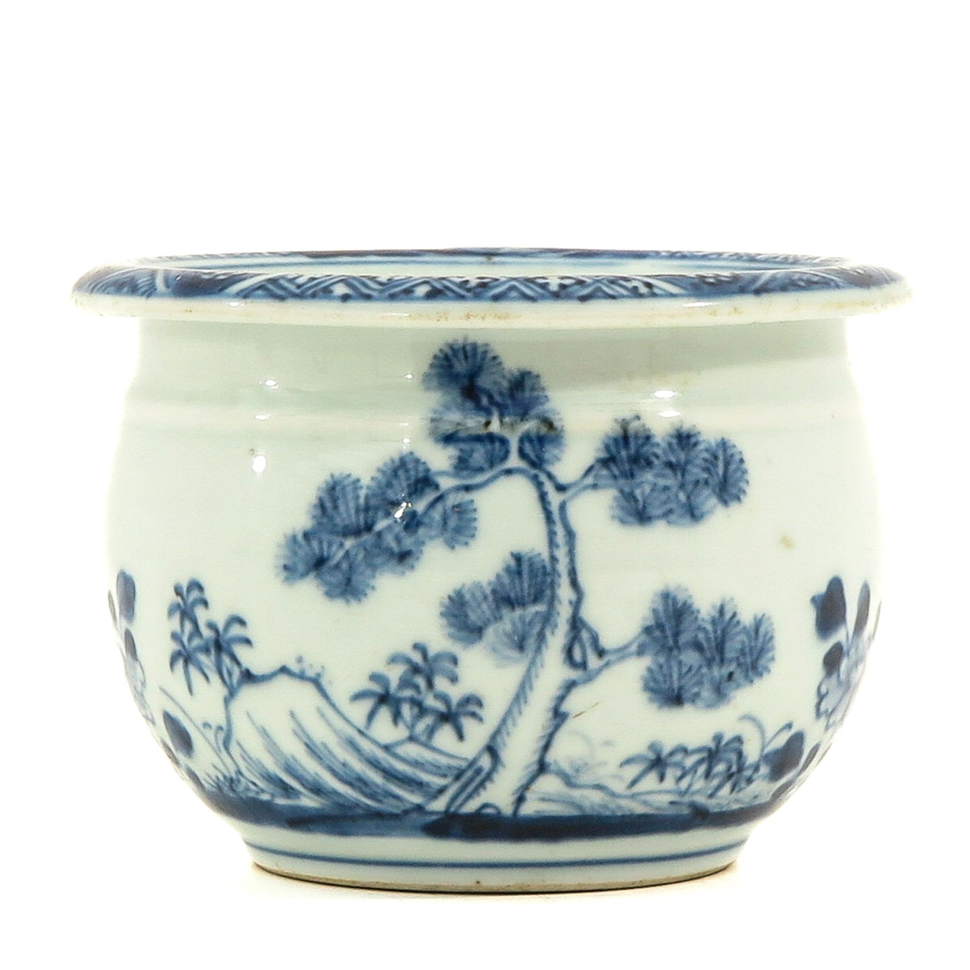 A Blue and White Chamber Pot - Image 4 of 9