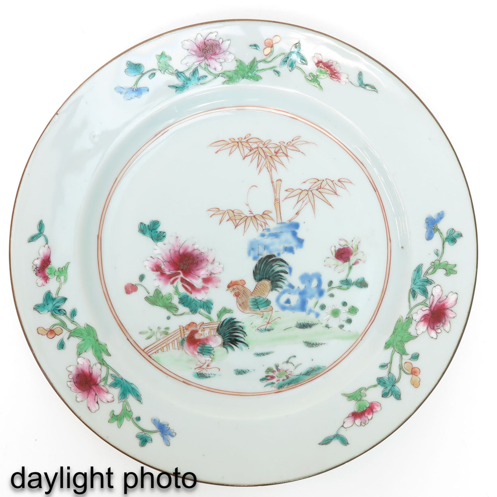 A Pair of Famille Rose Plates - Image 7 of 9