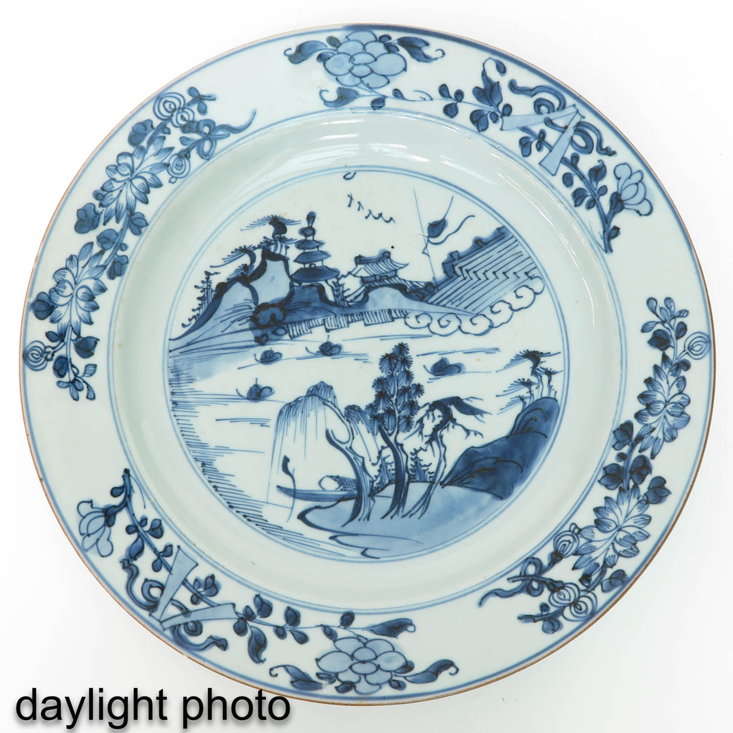 A Collection of 4 Blue and White Plates - Image 7 of 9