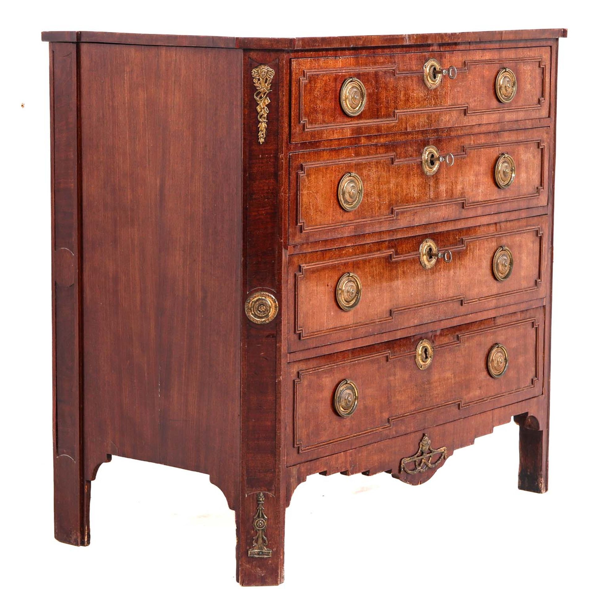 A Mahogany Chest of Drawers Circa 1800 - Bild 2 aus 10