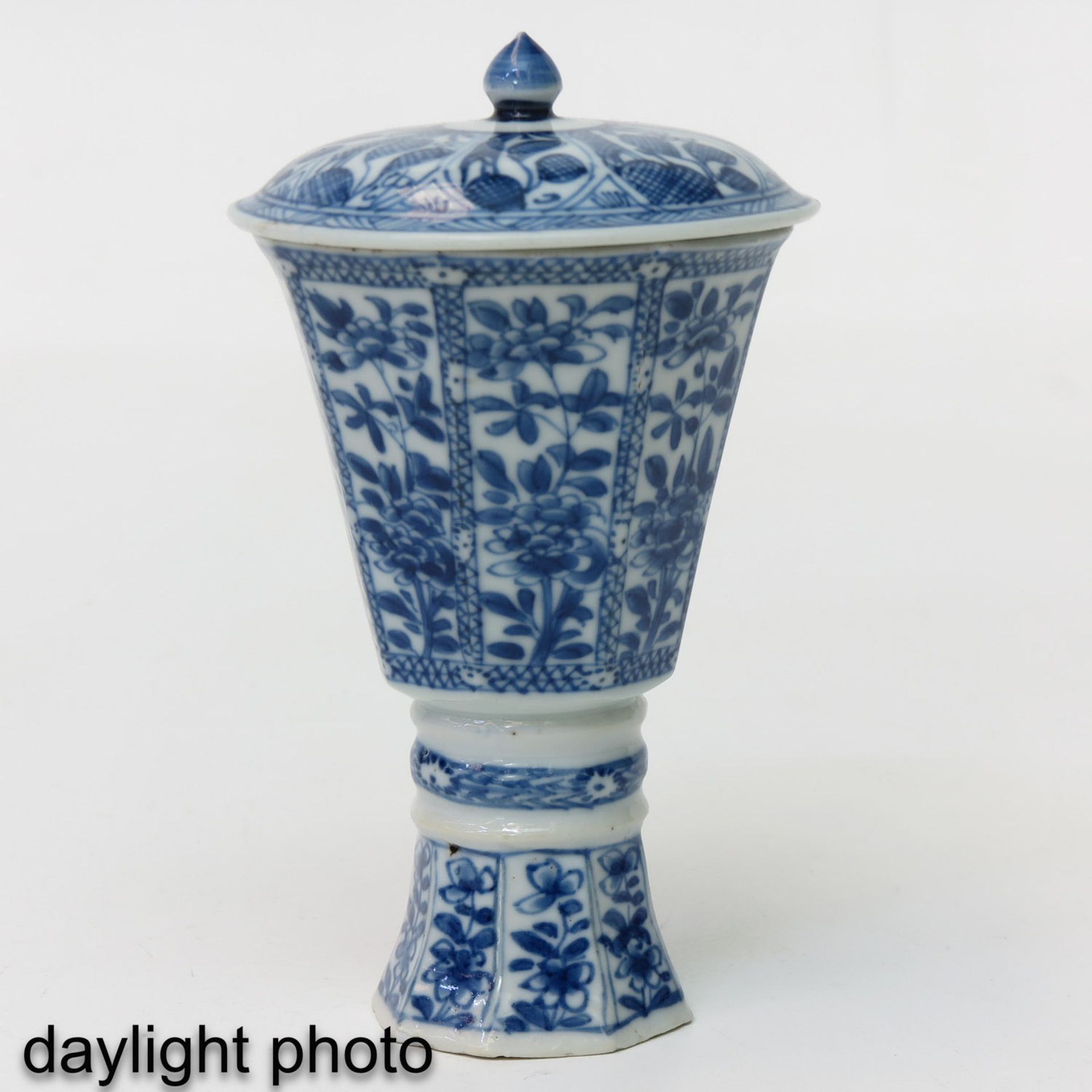 A Blue and White Stem Cup with Cover - Bild 7 aus 9