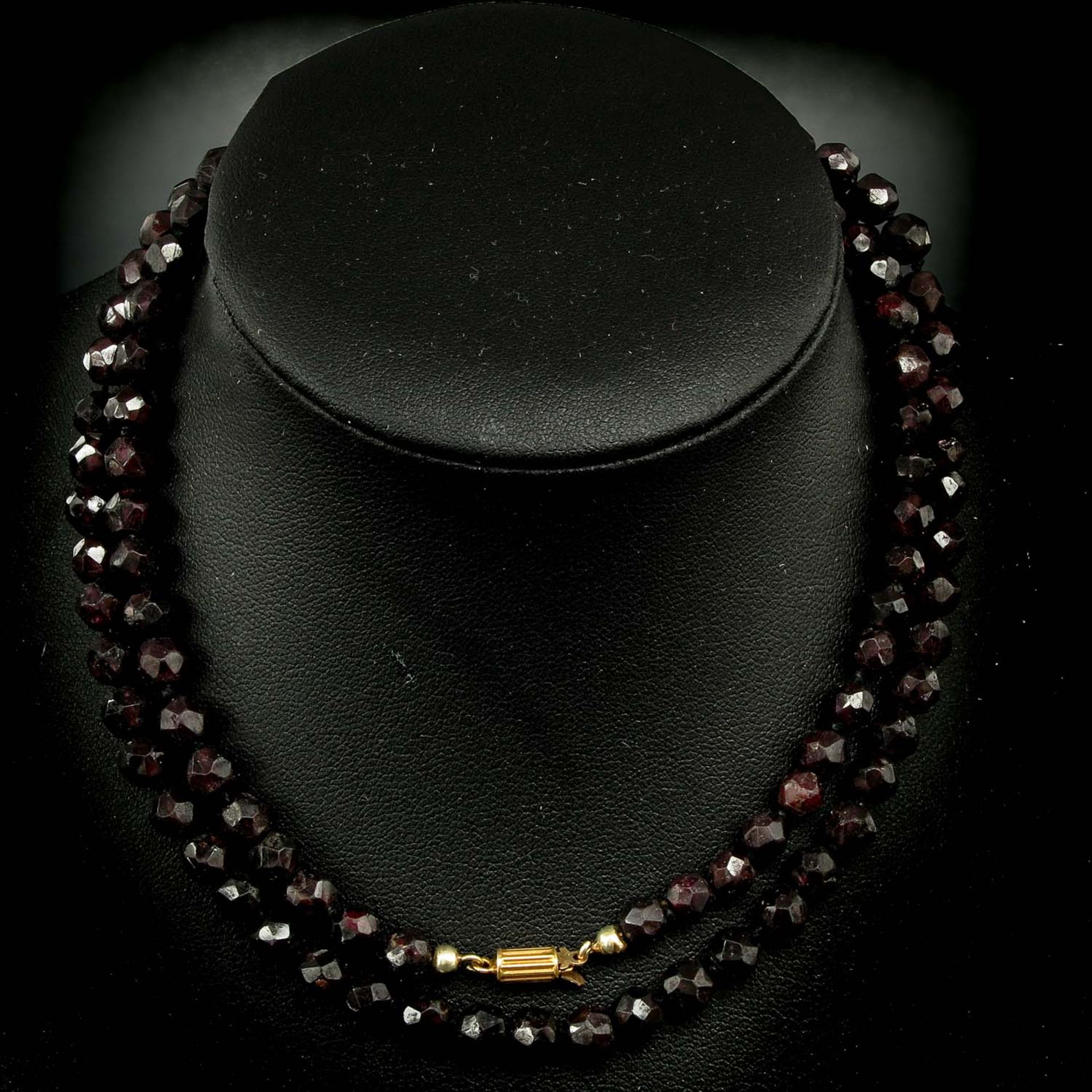 A Collection of 4 Garnet Necklaces and 1 Bracelet - Bild 6 aus 7