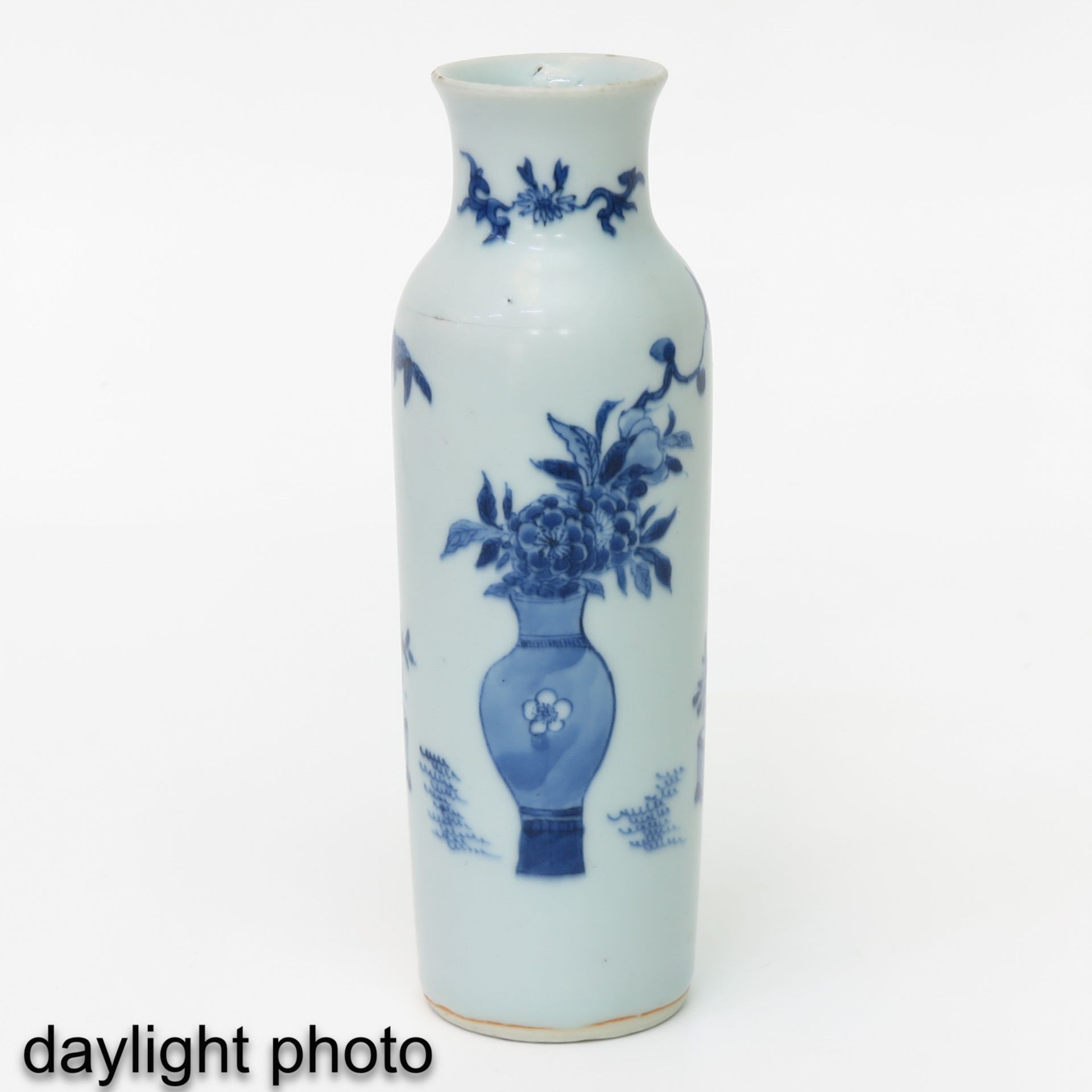 A Blue and White Vase - Bild 7 aus 9