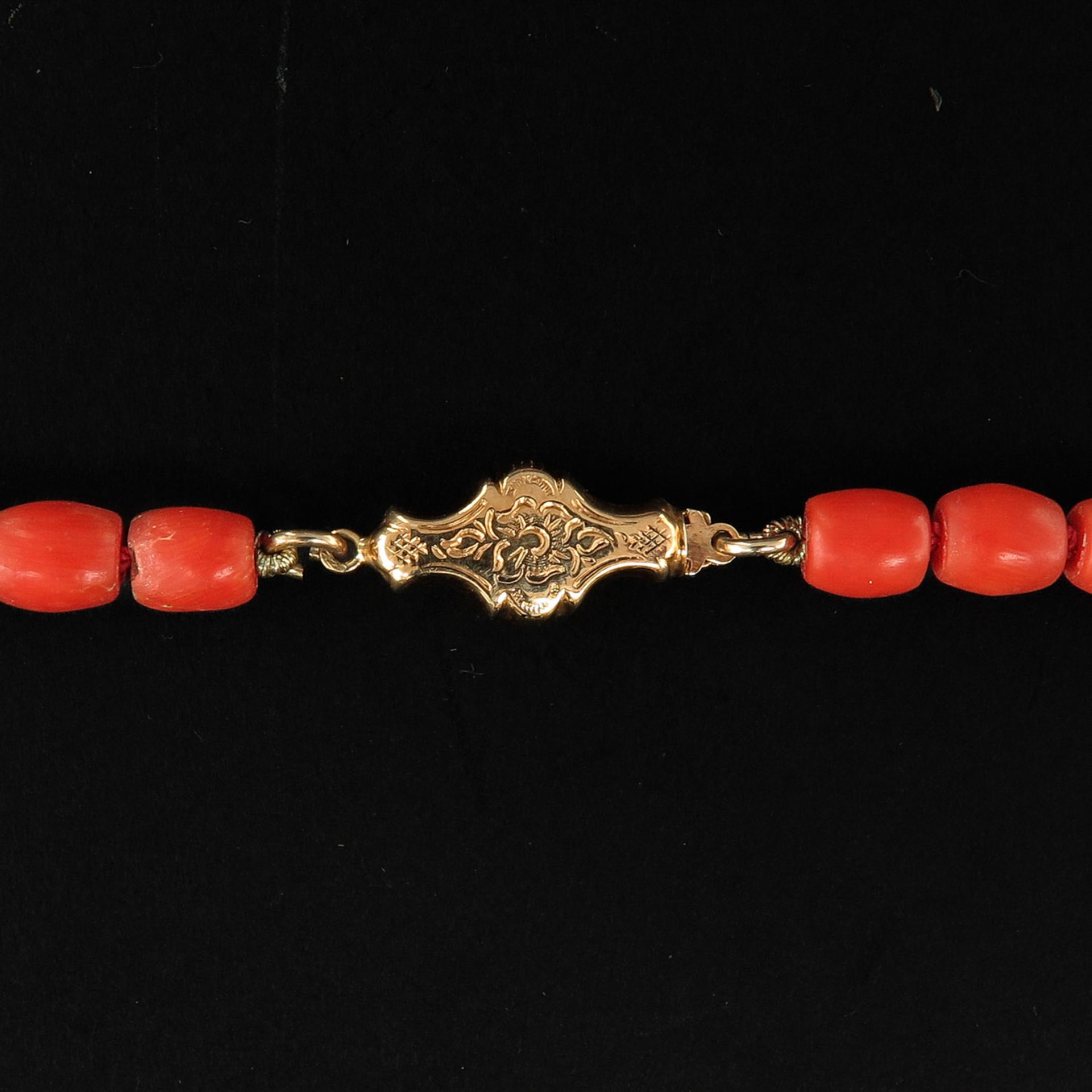 A Beautiful Single Strand Dark Red Red Coral Necklace - Image 5 of 5