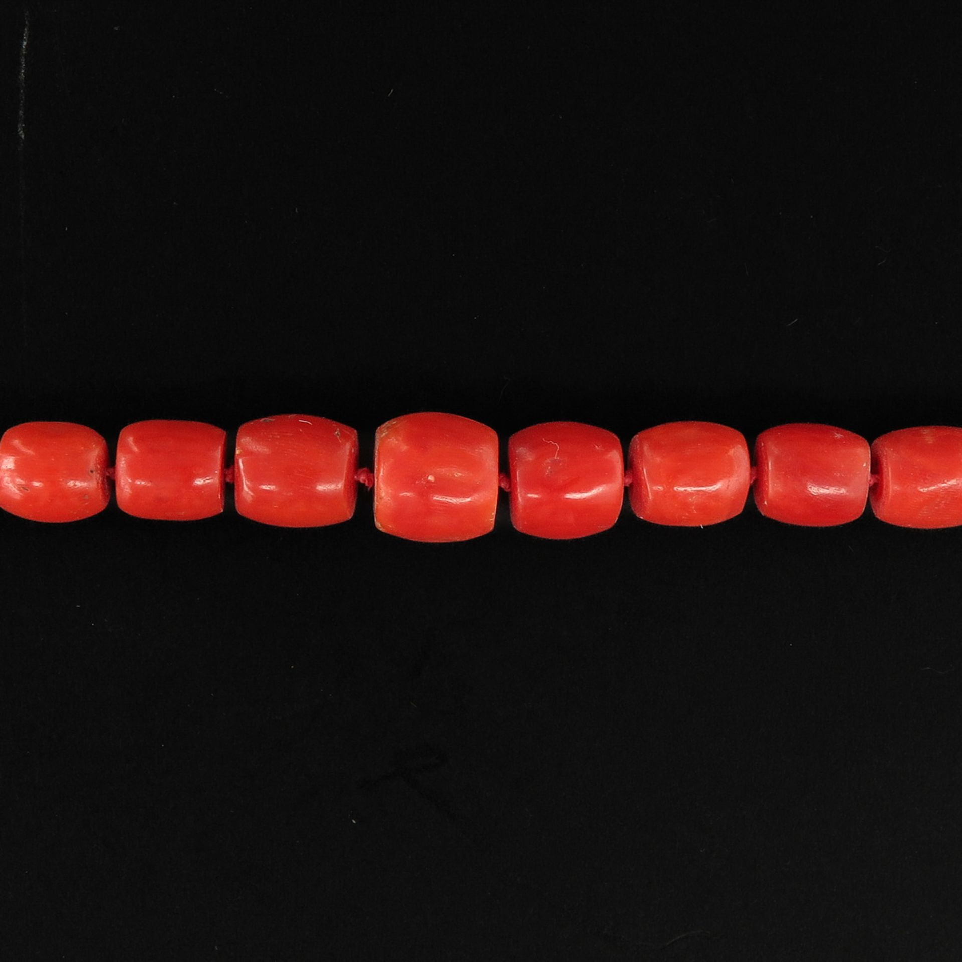 A Beautiful Single Strand Dark Red Red Coral Necklace - Image 4 of 5