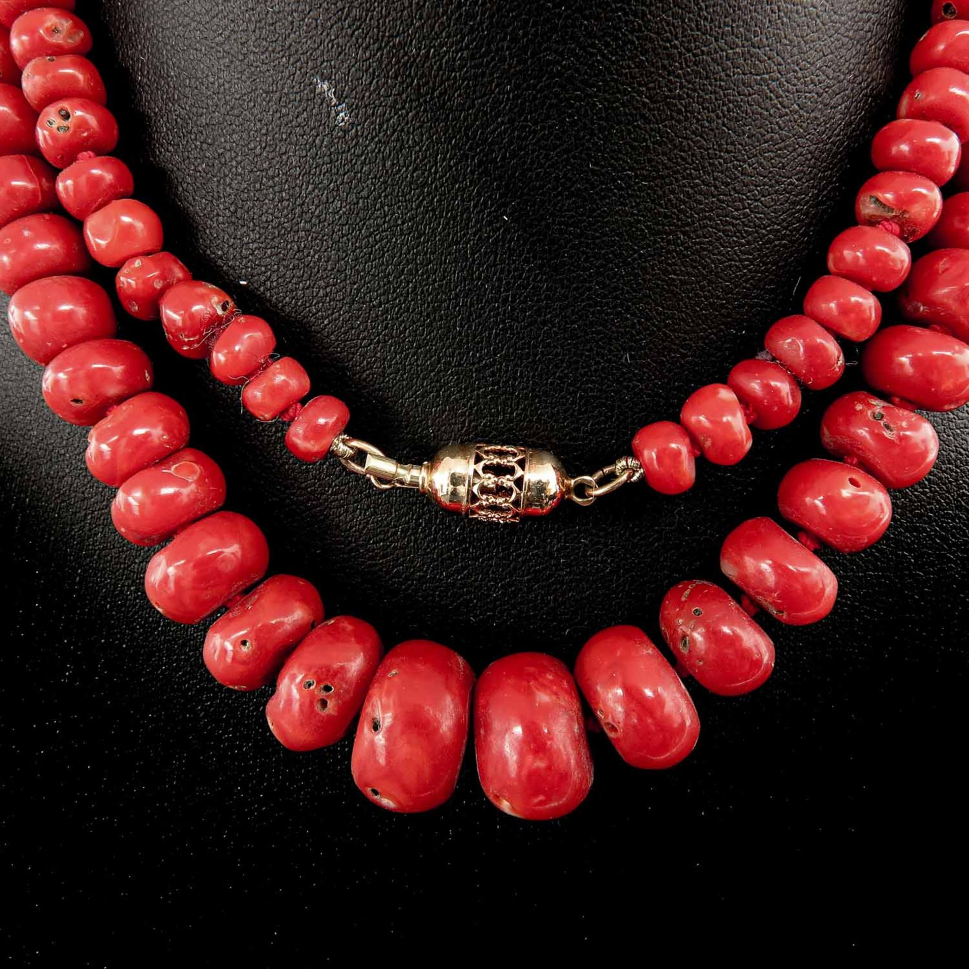A Single Strand Deep Red Red Coral Necklace - Image 2 of 5
