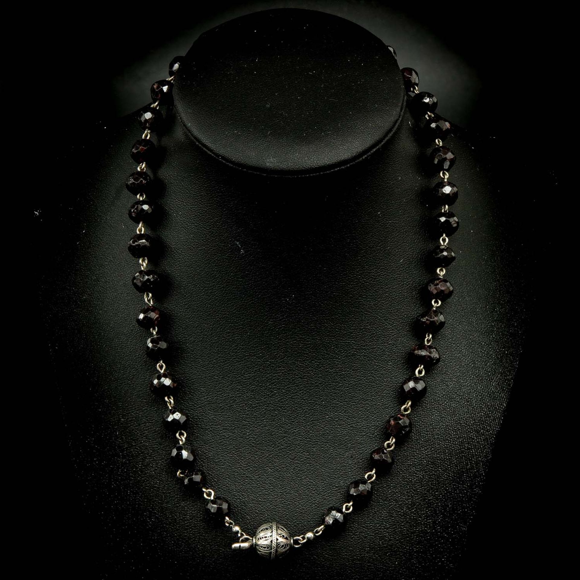 A Collection of 4 Garnet Necklaces and 1 Bracelet - Bild 4 aus 7