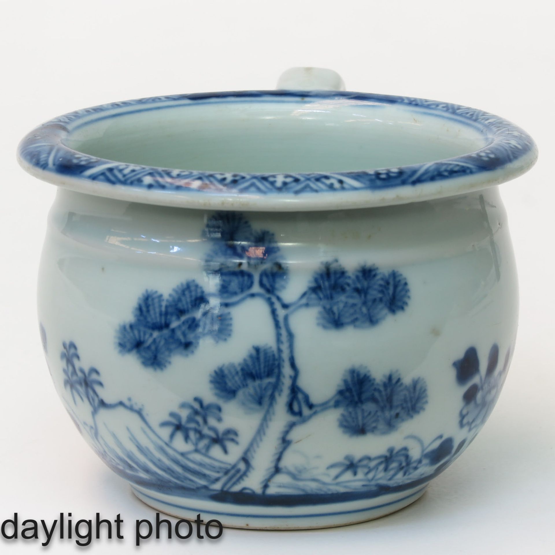 A Blue and White Chamber Pot - Image 9 of 9
