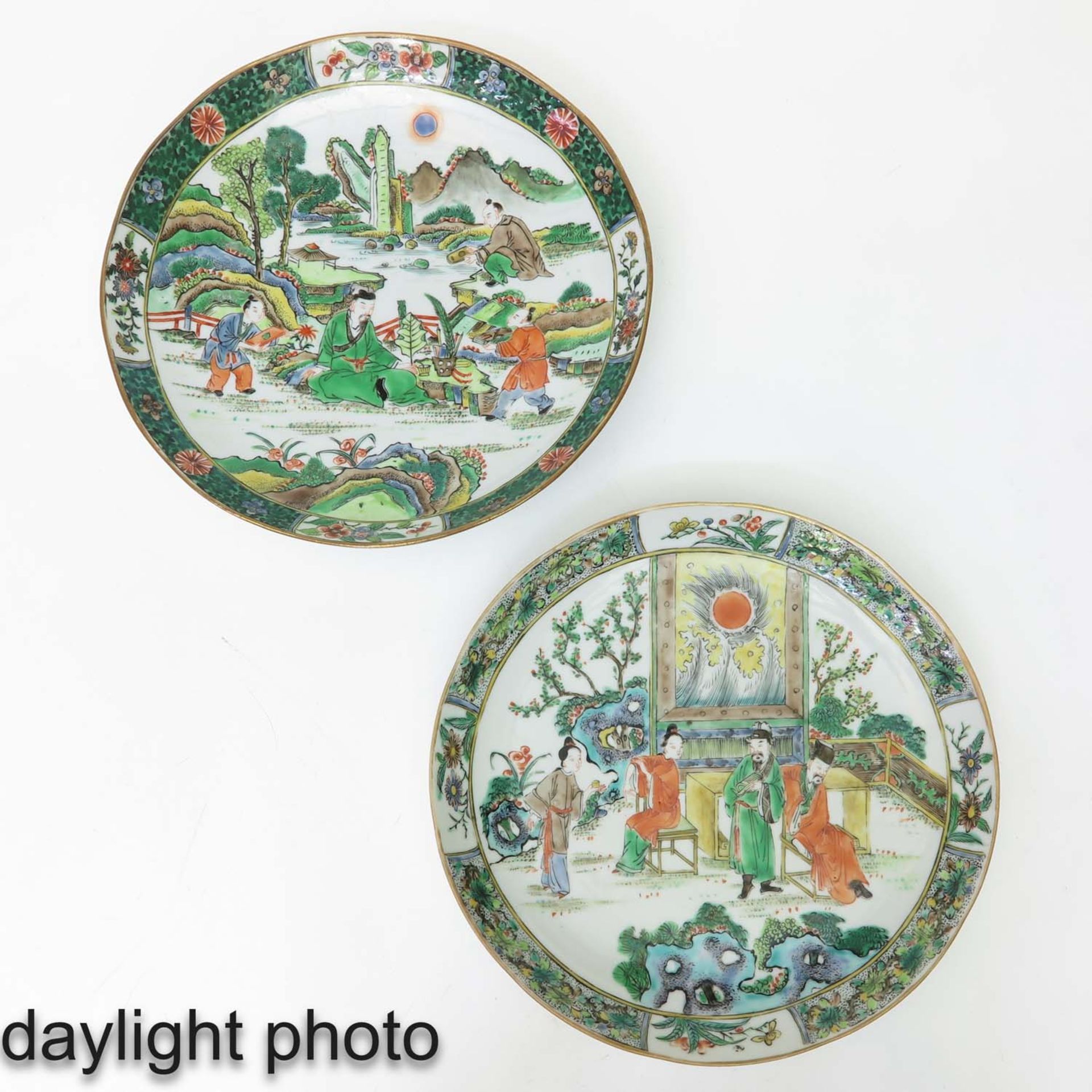 A Pair of Famille Verte Plates - Image 7 of 10