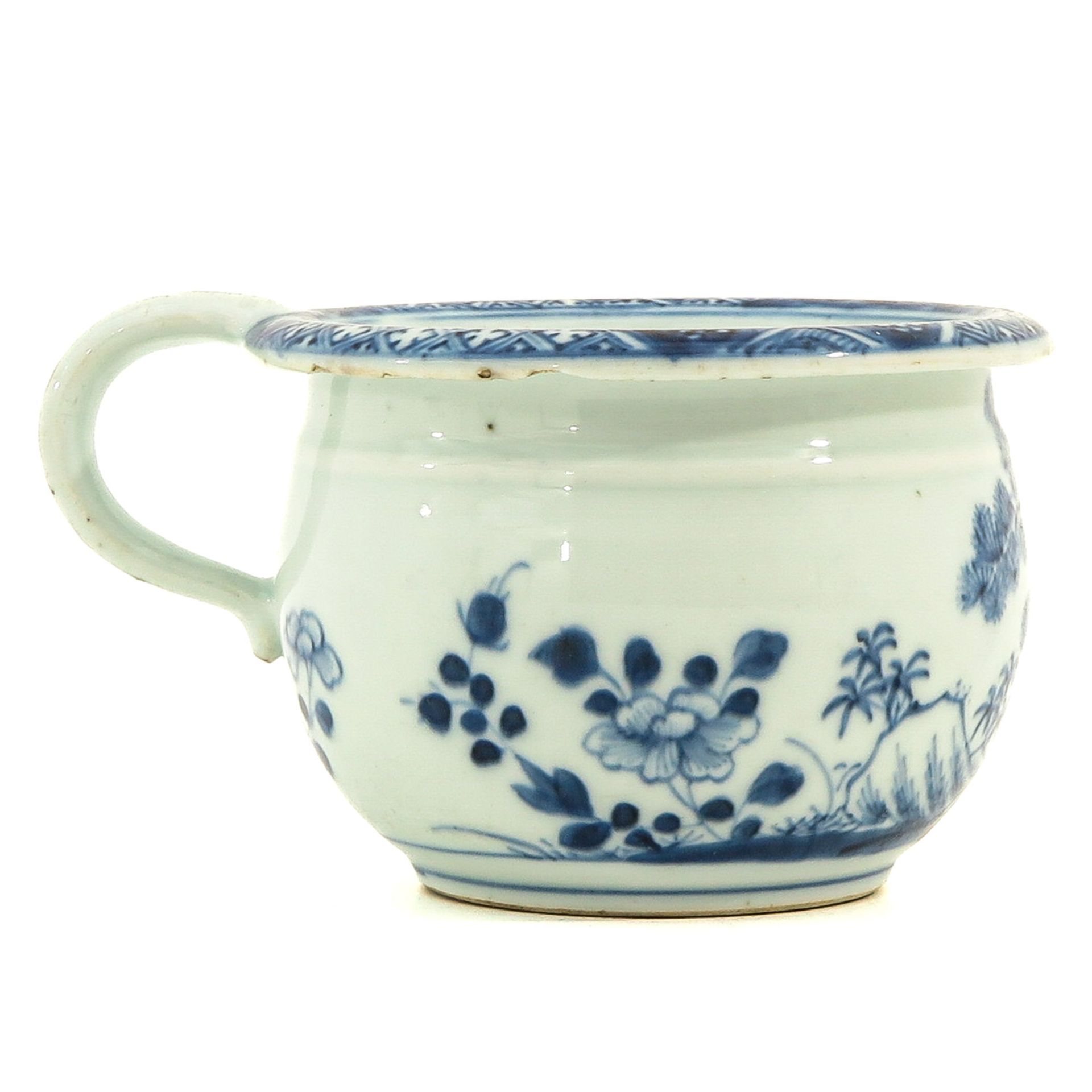 A Blue and White Chamber Pot - Image 3 of 9