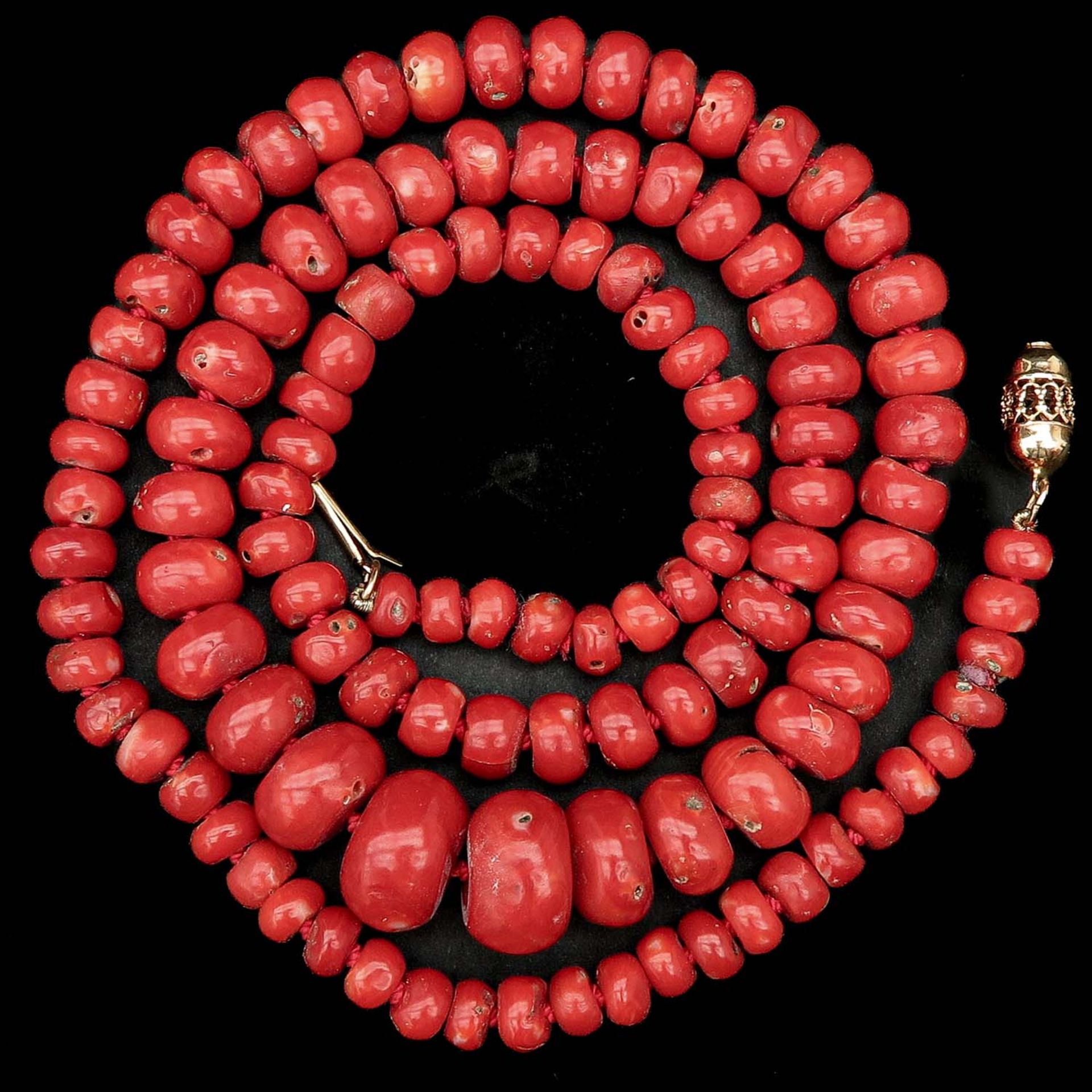 A Single Strand Deep Red Red Coral Necklace - Bild 4 aus 5