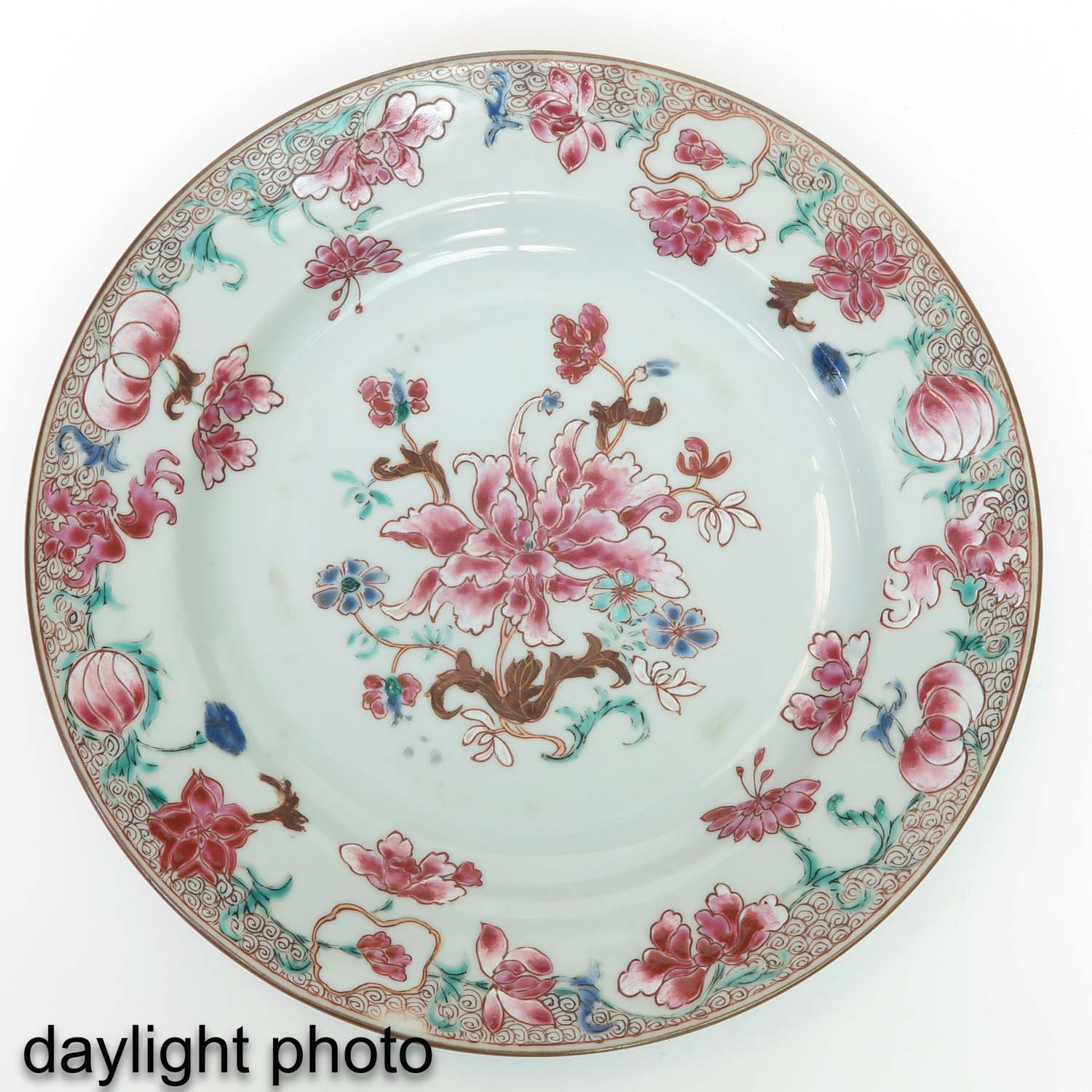 A Series of 4 Famille Rose Plates - Image 7 of 9