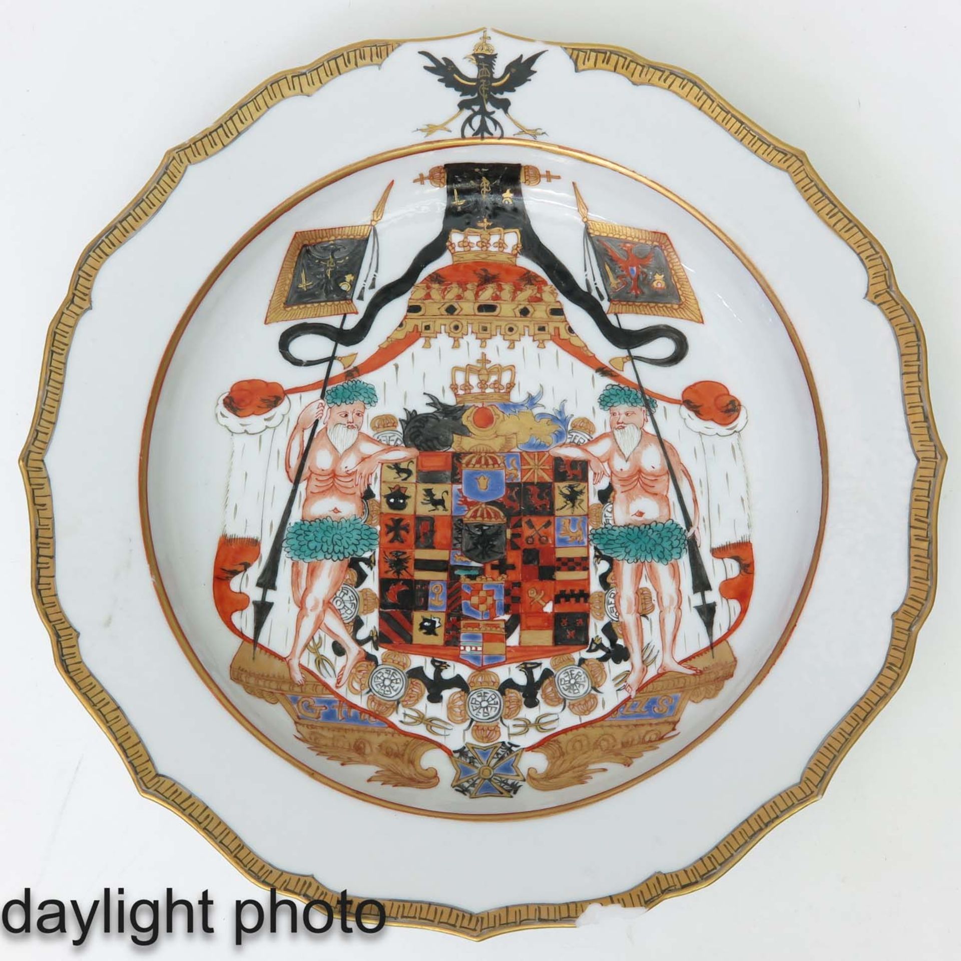 A Polychrome Armorial Plate - Image 3 of 5