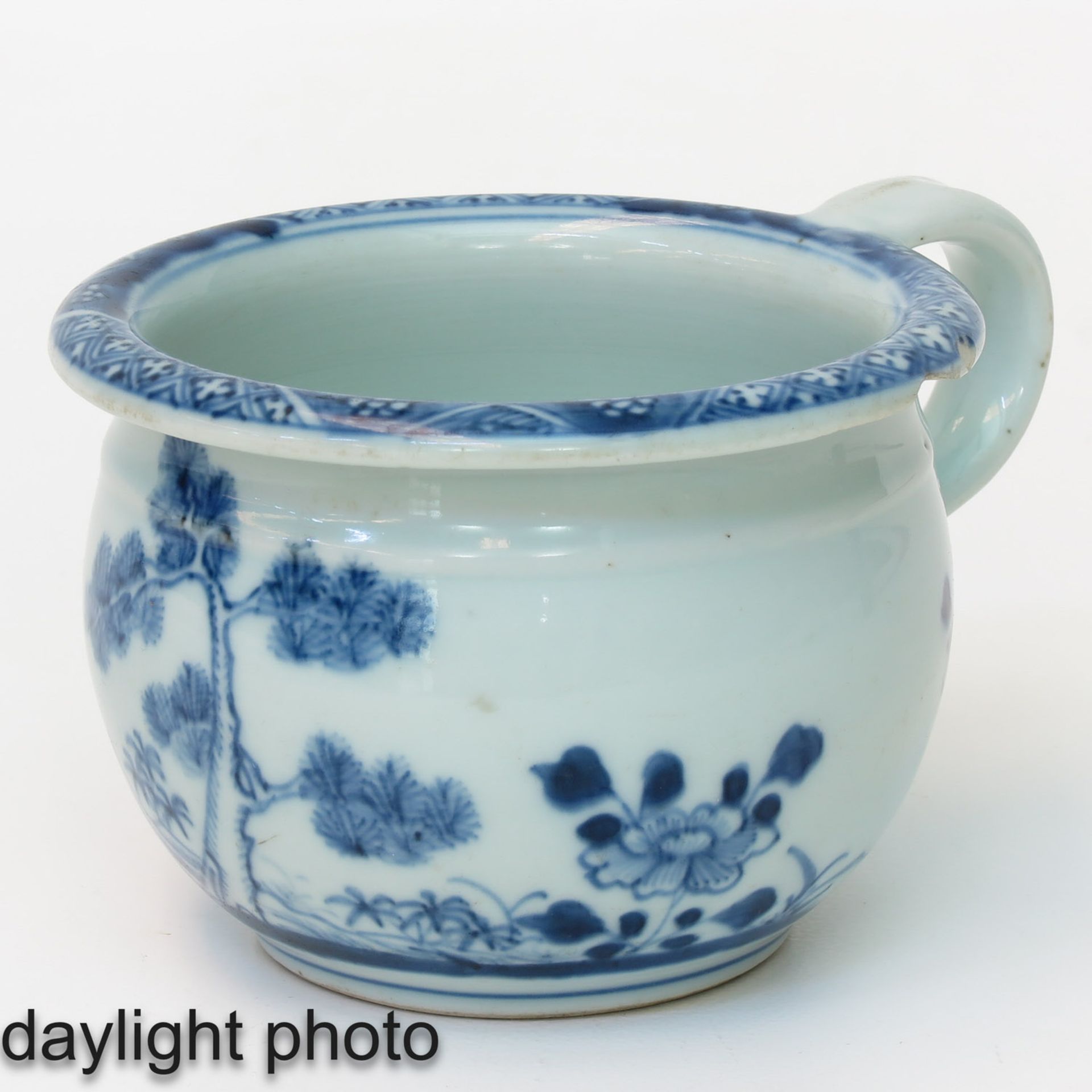 A Blue and White Chamber Pot - Image 7 of 9