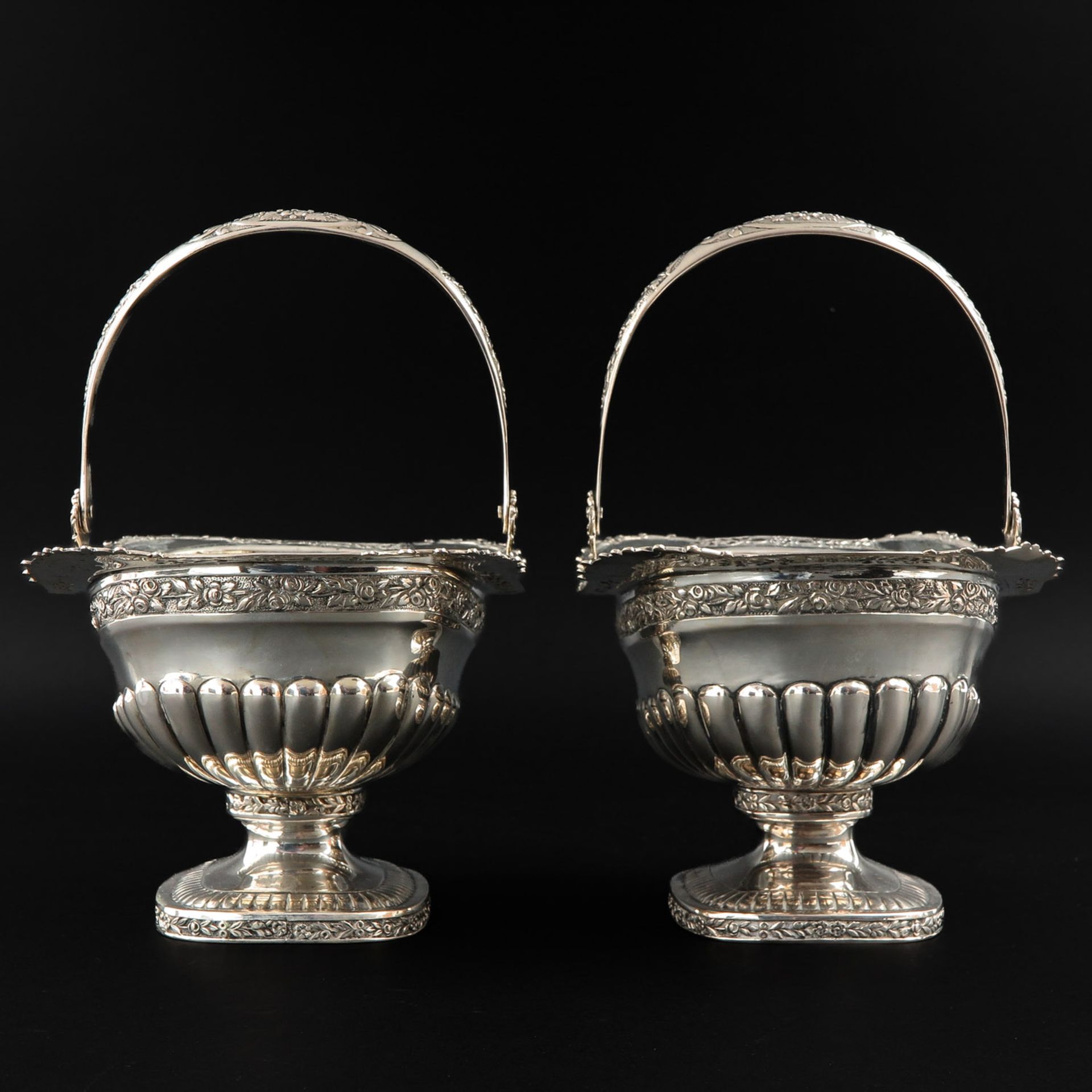 A Pair of Baskets with Handle - Image 4 of 8