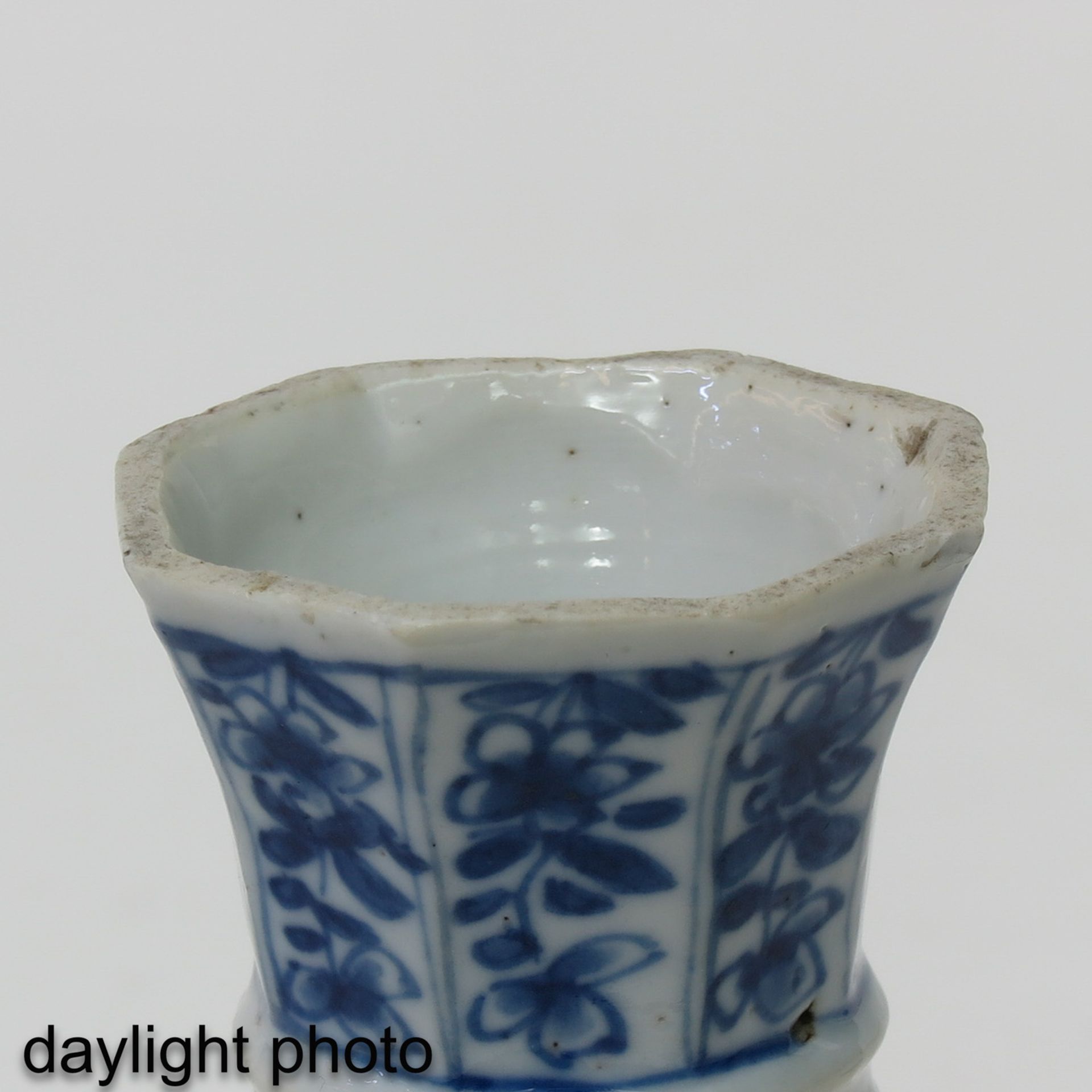 A Blue and White Stem Cup with Cover - Bild 8 aus 9