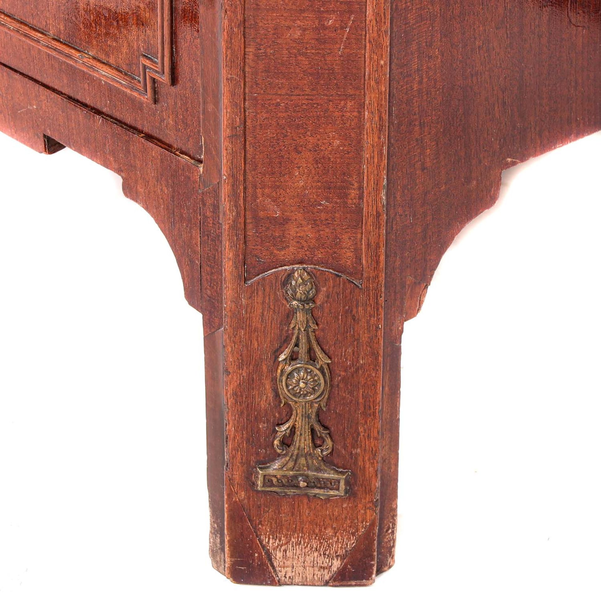 A Mahogany Chest of Drawers Circa 1800 - Bild 9 aus 10