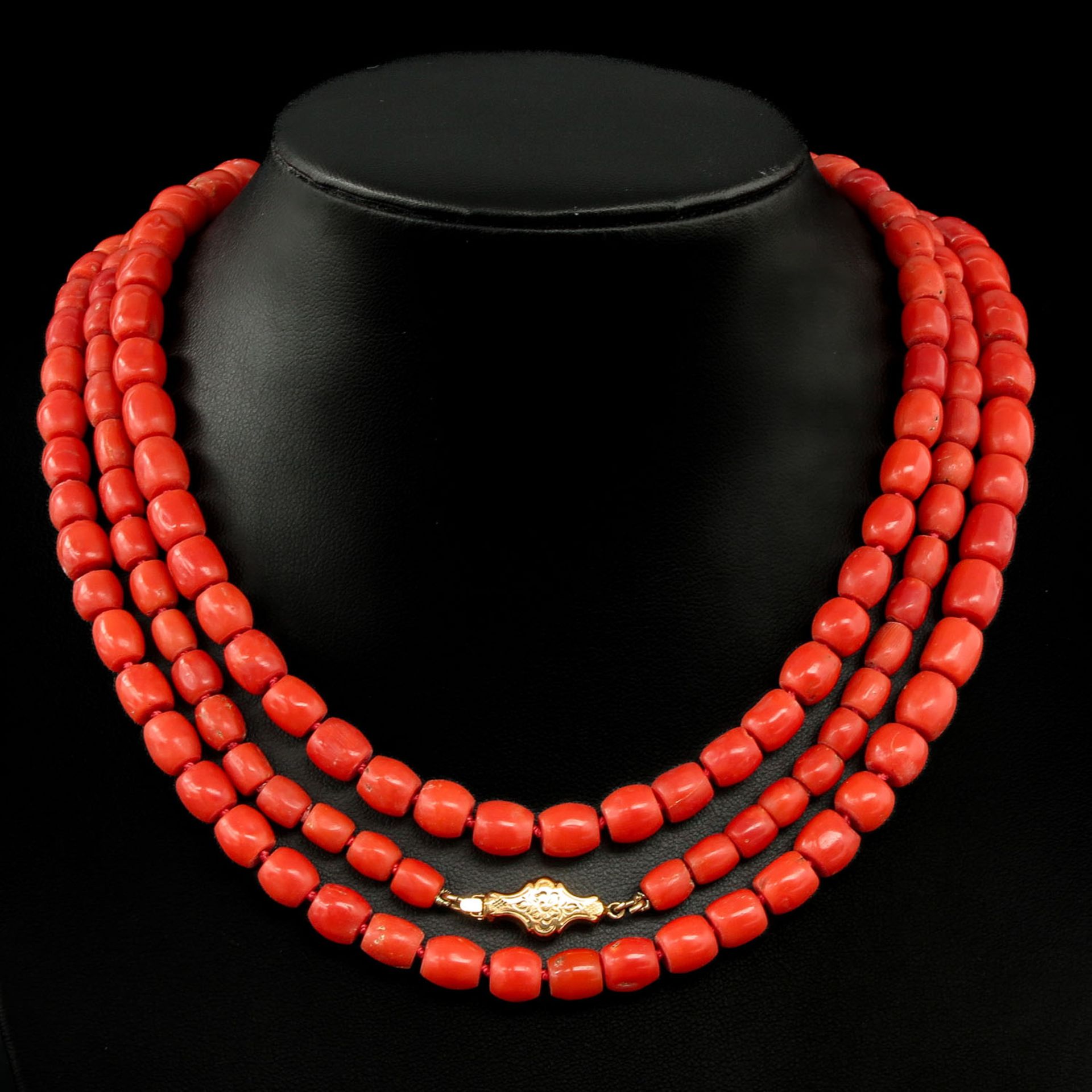 A Beautiful Single Strand Dark Red Red Coral Necklace