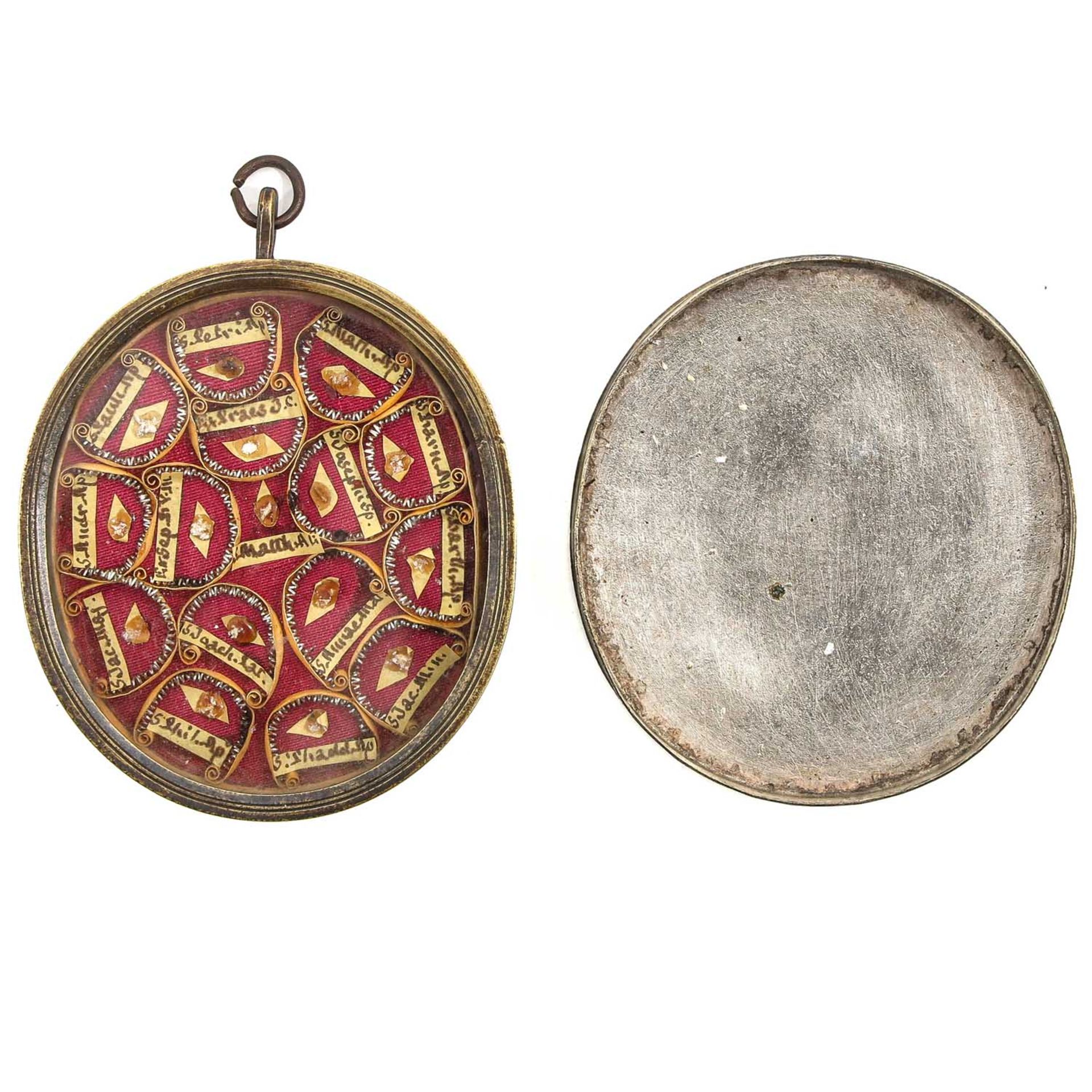 A Relic Holder with 16 Relics