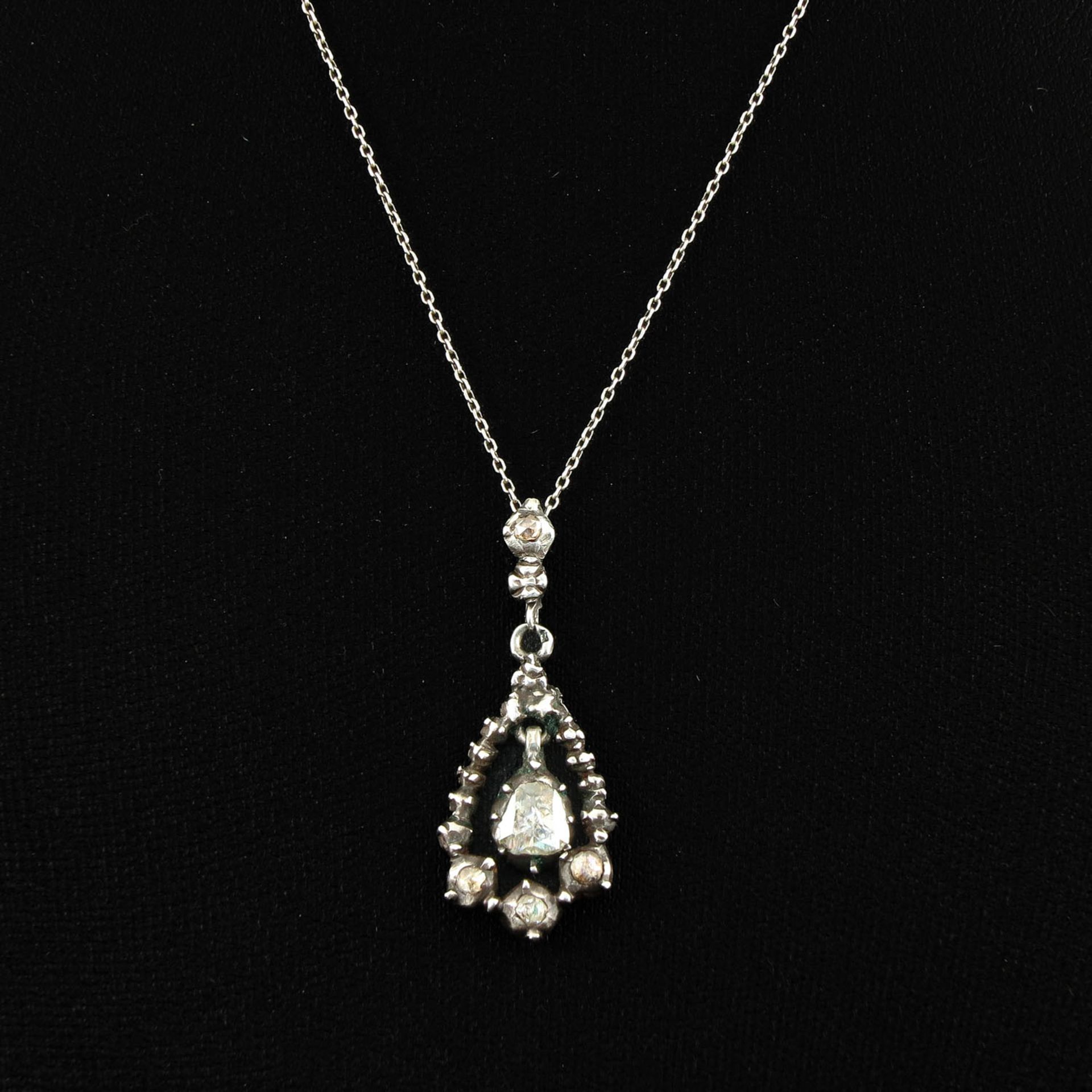 A Ladies 14KG Necklace with Diamond Pendant