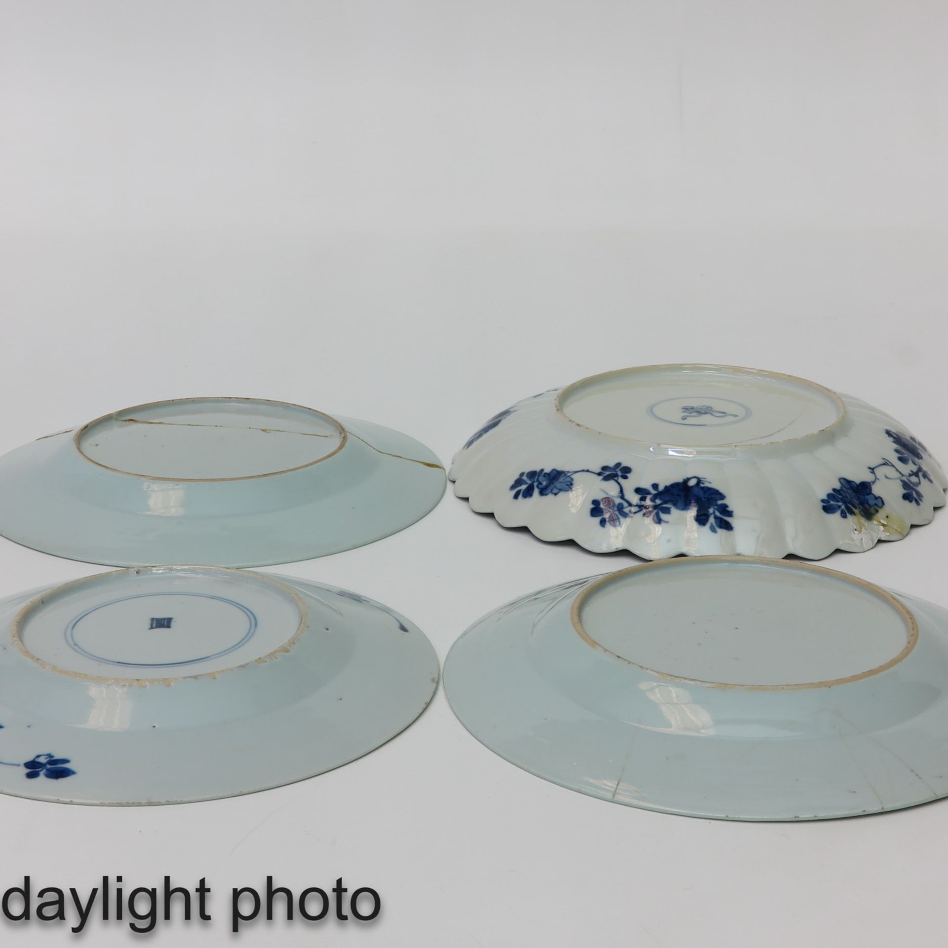 A Lot of 4 Blue and White Plates - Image 8 of 10