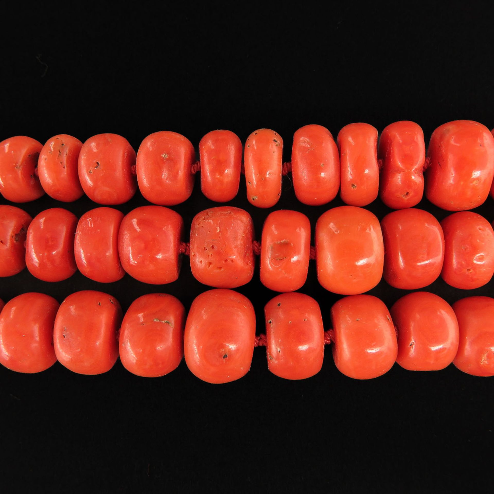 A 3 Strand Red Coral Necklace on 14KG Clasp - Image 6 of 6