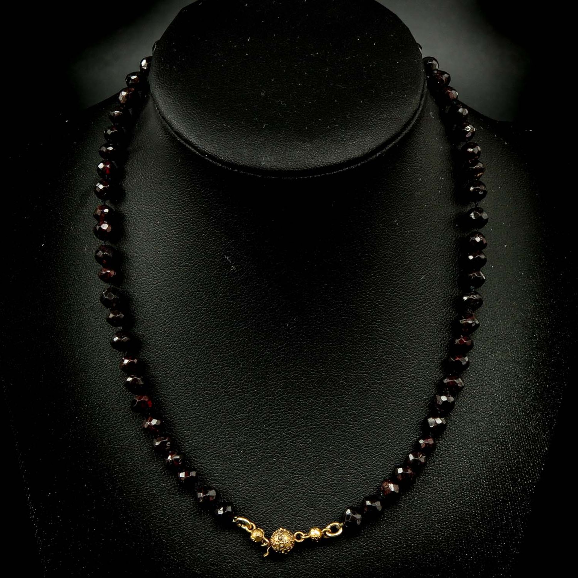 A Collection of 4 Garnet Necklaces and 1 Bracelet - Bild 5 aus 7