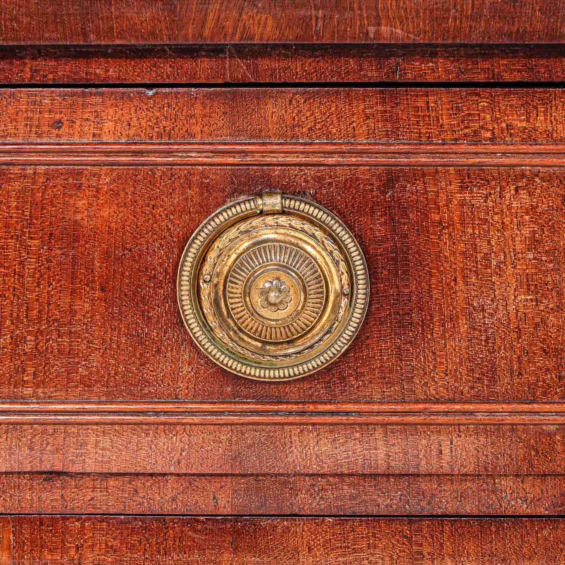 A Mahogany Chest of Drawers Circa 1800 - Bild 7 aus 10