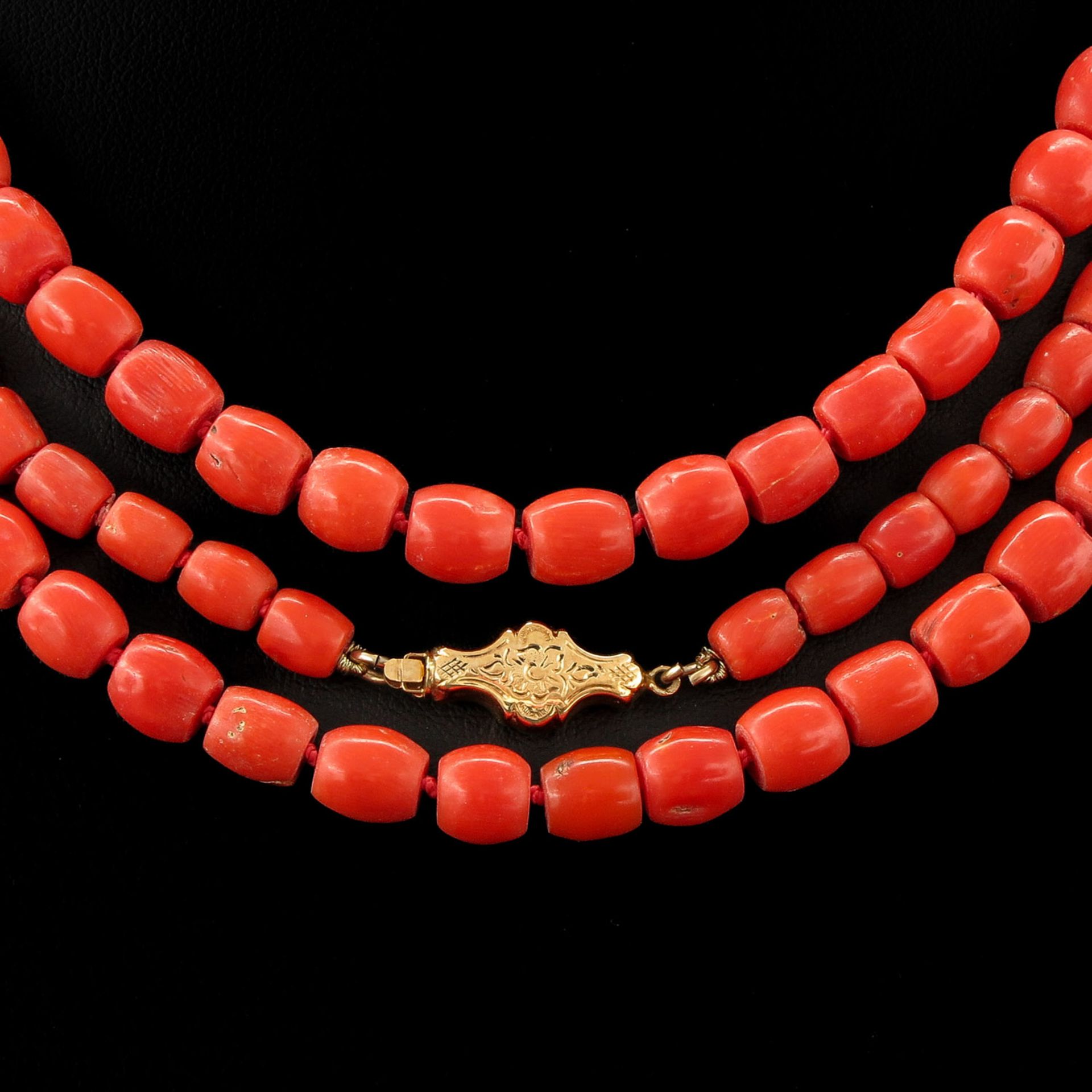 A Beautiful Single Strand Dark Red Red Coral Necklace - Image 2 of 5