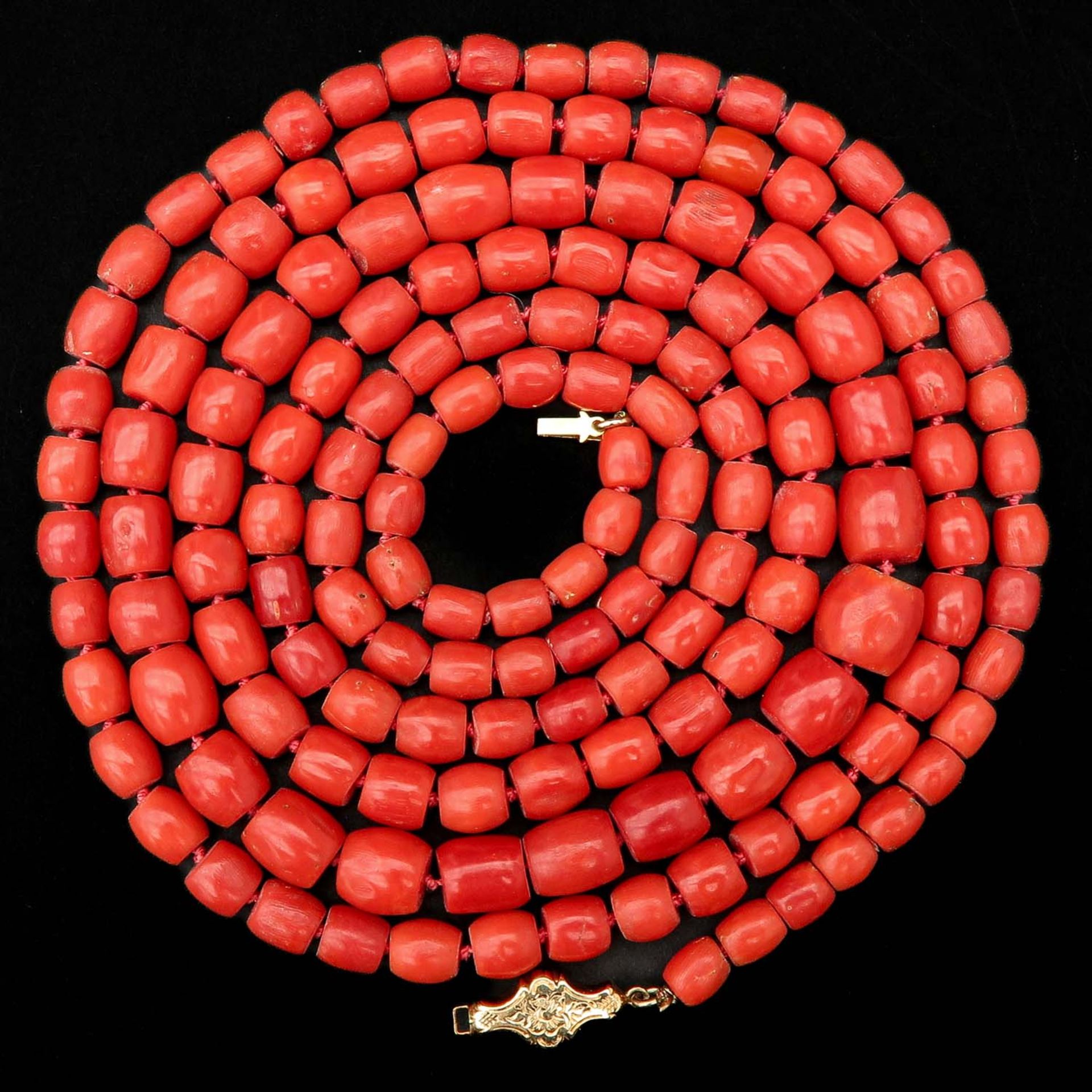 A Beautiful Single Strand Dark Red Red Coral Necklace - Image 3 of 5