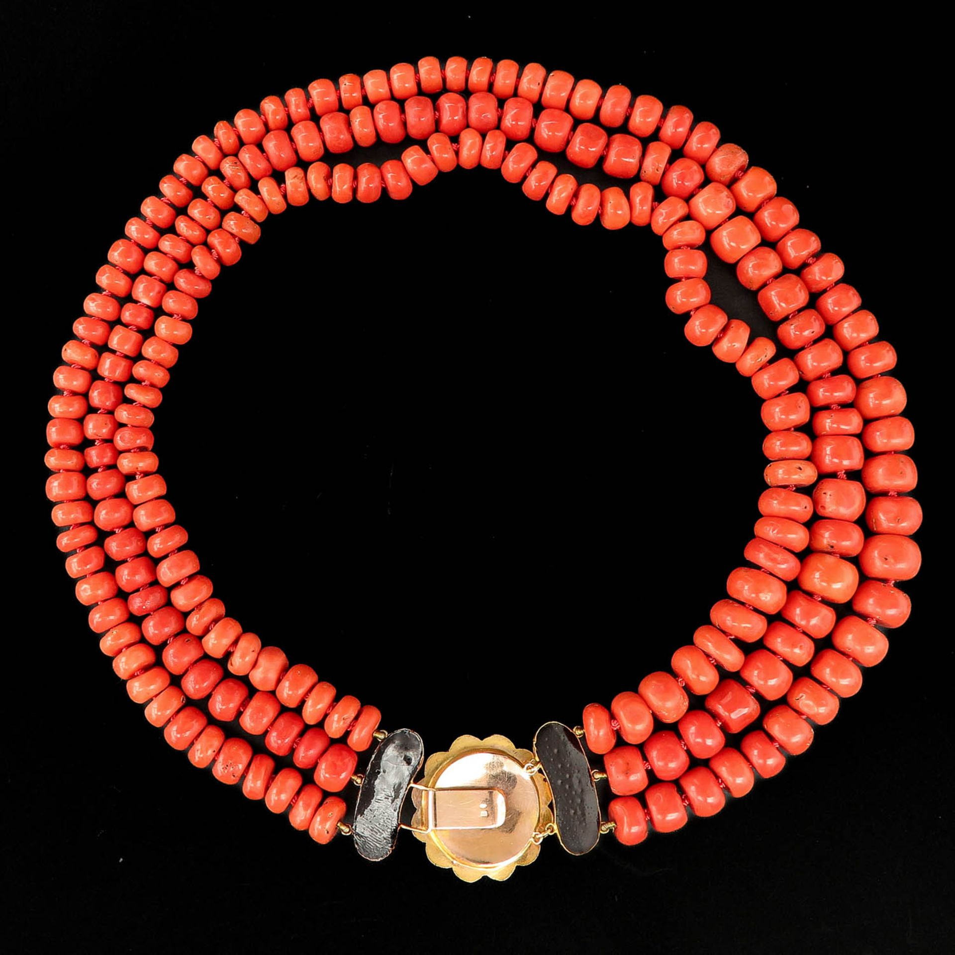 A 3 Strand Red Coral Necklace on 14KG Clasp - Image 4 of 6