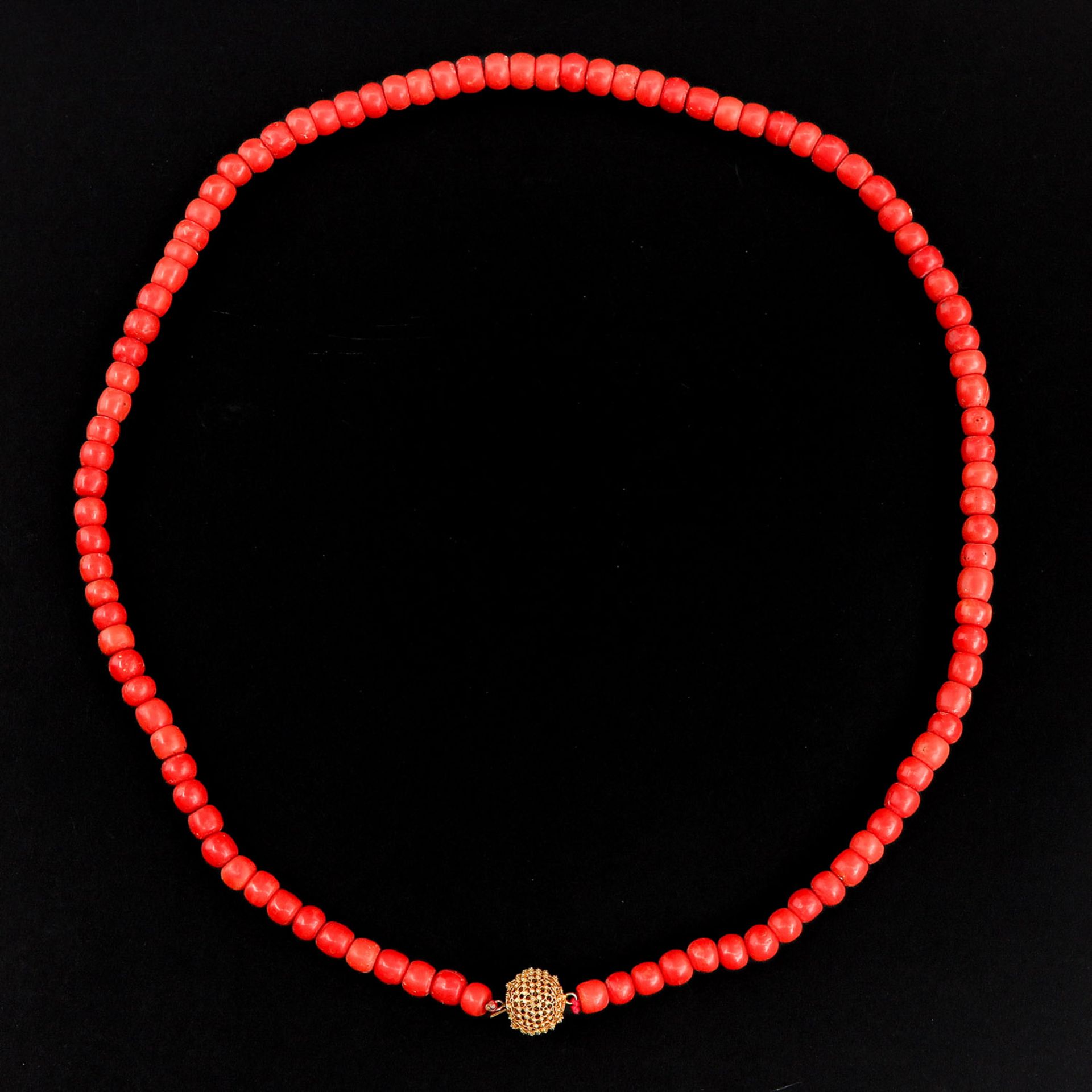 A Single Strand Red Coral Necklace - Image 4 of 7