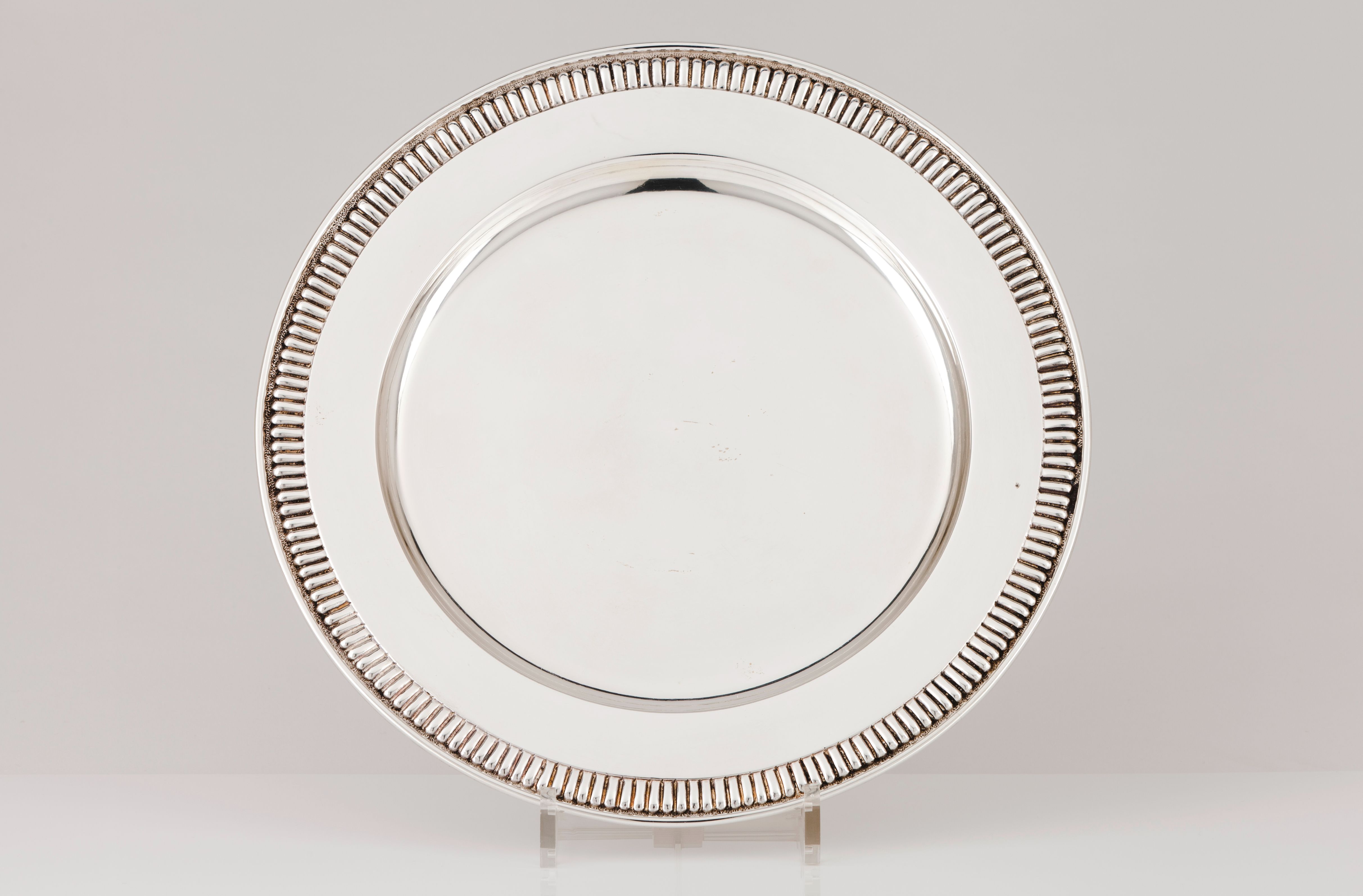 A serving plate