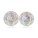 A pair of plates, Chinese export porcelain, Polychrome "Famille Rose" enamelled decoration of