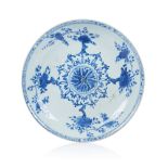 A large deep plate, Chinese porcelain, Blue decoration, Kangxi reign (1677-1722), Diam.: 34,5 cm