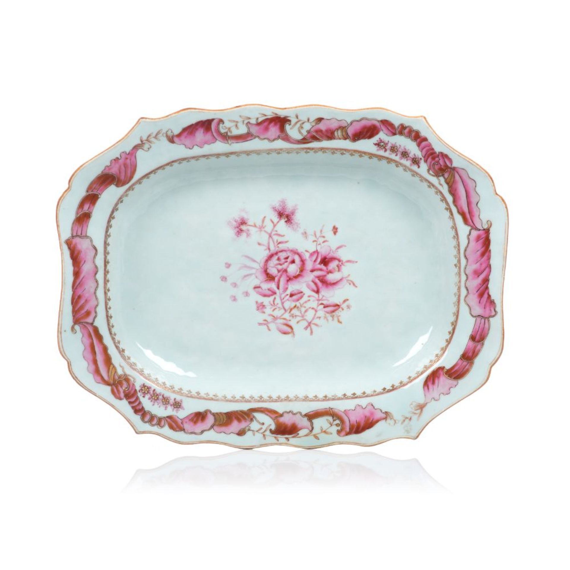 A scalloped serving platter, Chinese export porcelain, Polychrome floral "Famille Rose" enamelled,