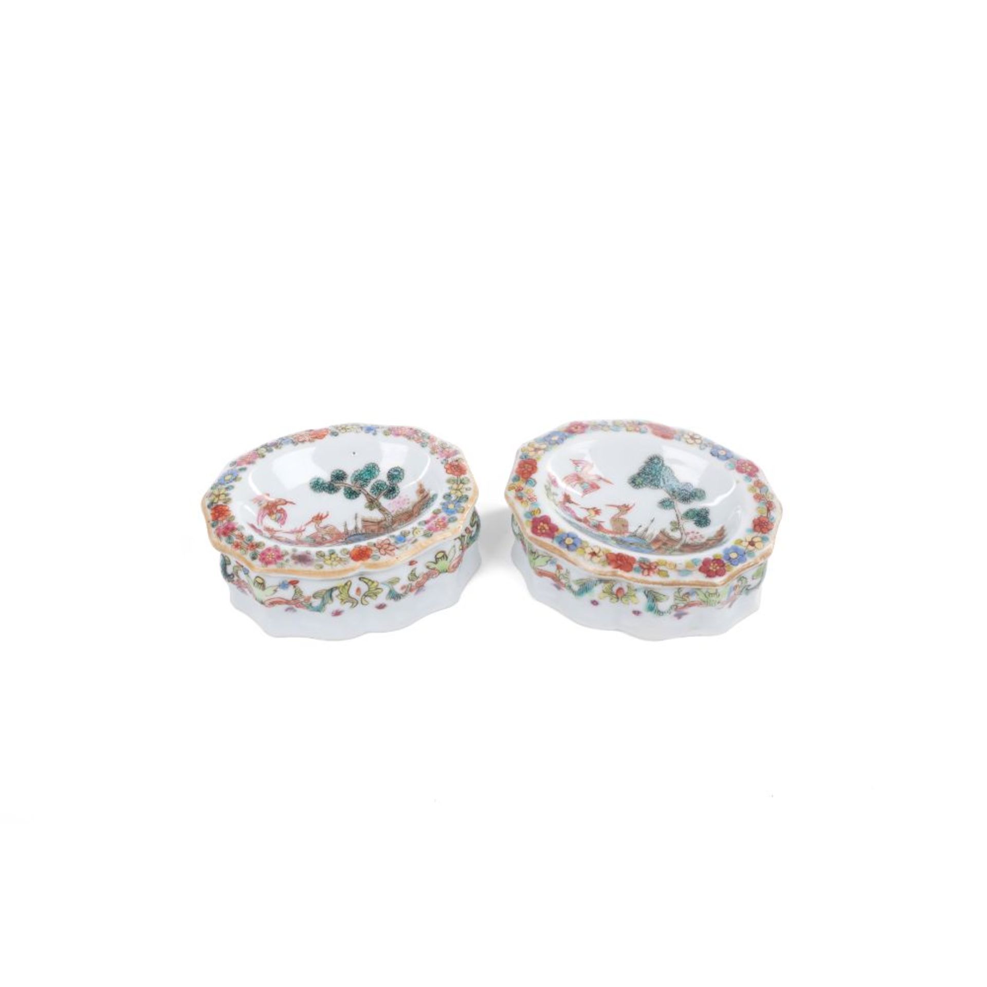 A pair of salt cellars, Chinese export porcelain, Polychrome "Famille Rose" enamelled decoration