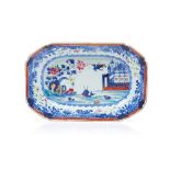 An octagonal serving platter, Chinese export porcelain, Blue underglaze and polychrome "Famille