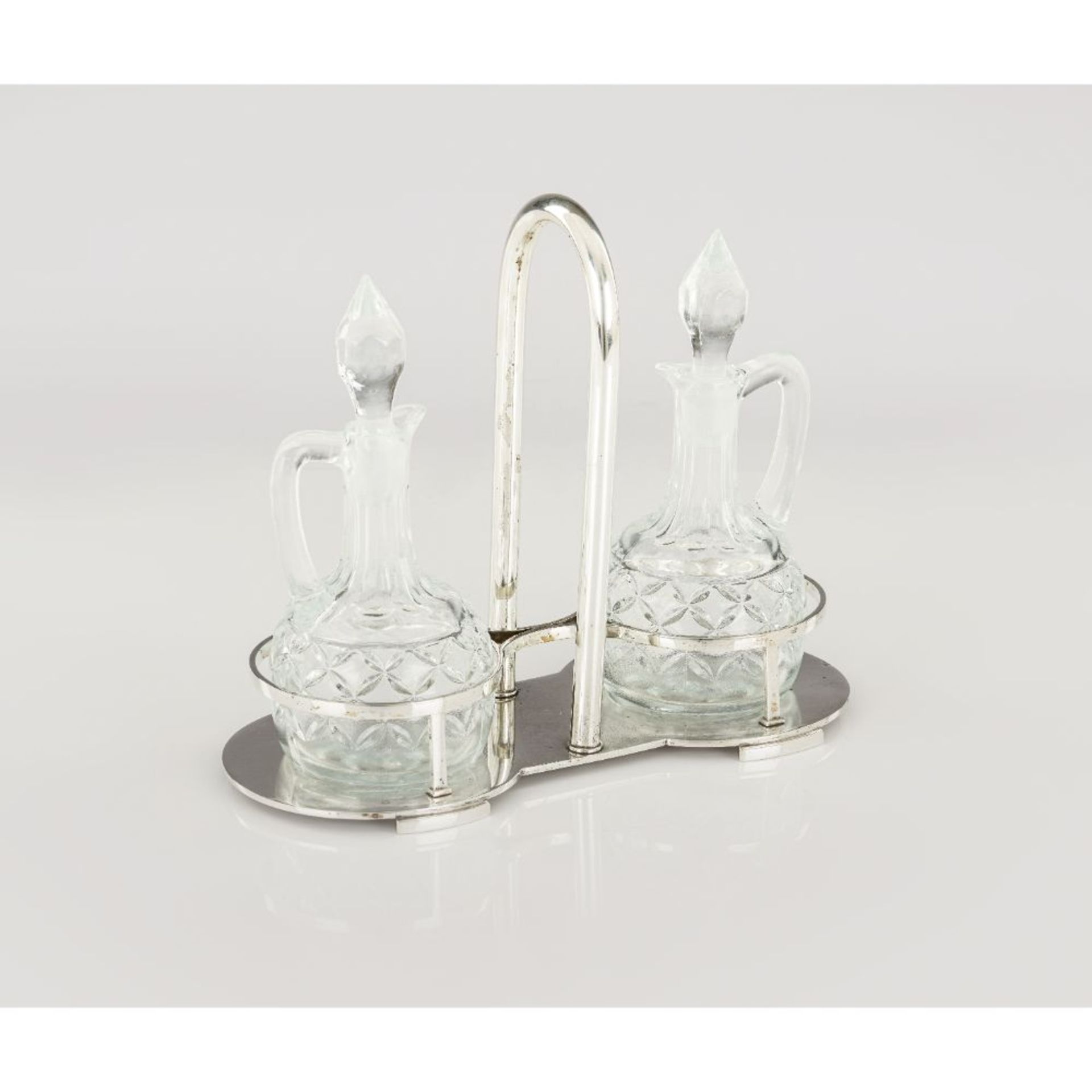 An Art Deco style cruet set