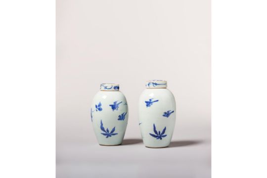 A pair of blue and white ovoid jars and covers 顺治时期至康熙早期青花卵形罐及盖一对 - Bild 2 aus 2