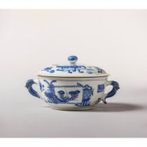 A blue and white 'Hundred Antiques' bowl and cover 康熙时期青花“百古”碗及盖