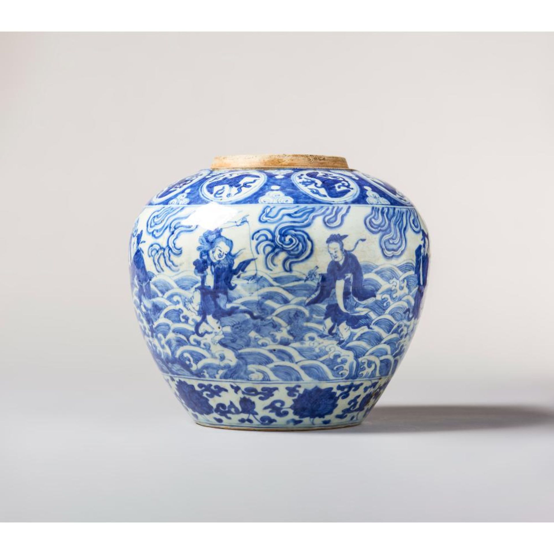 A blue and white 'Eight Immortals' globular jar 嘉靖六字款时期青花“八仙”球形罐 - Image 2 of 5