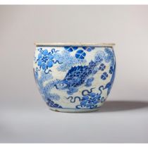 A blue and white jardinière 康熙时期青花花盆，鱼纹装饰